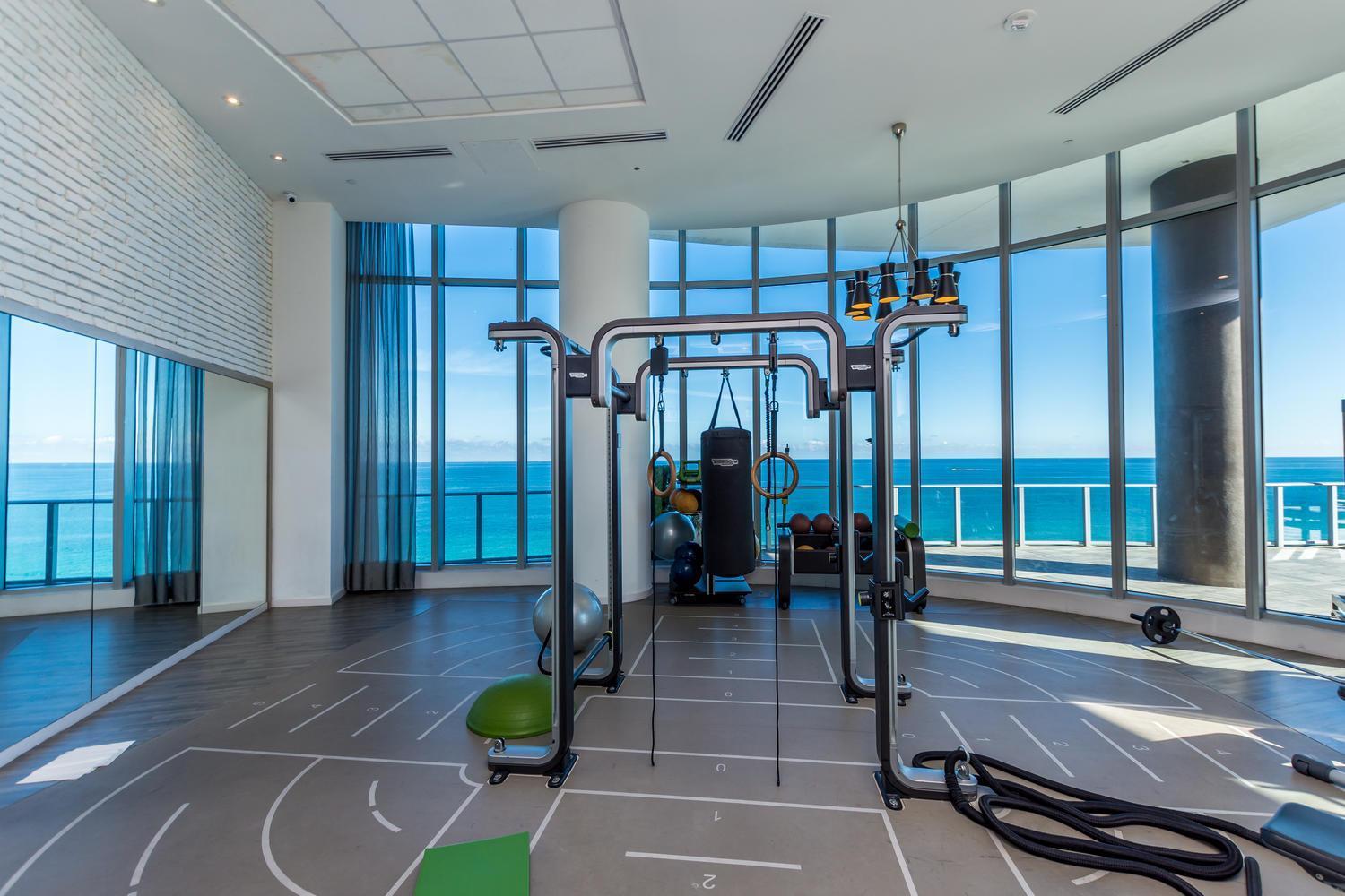 Sunset Bliss Resort: Oceanfront Escape With Rooftop Oasis