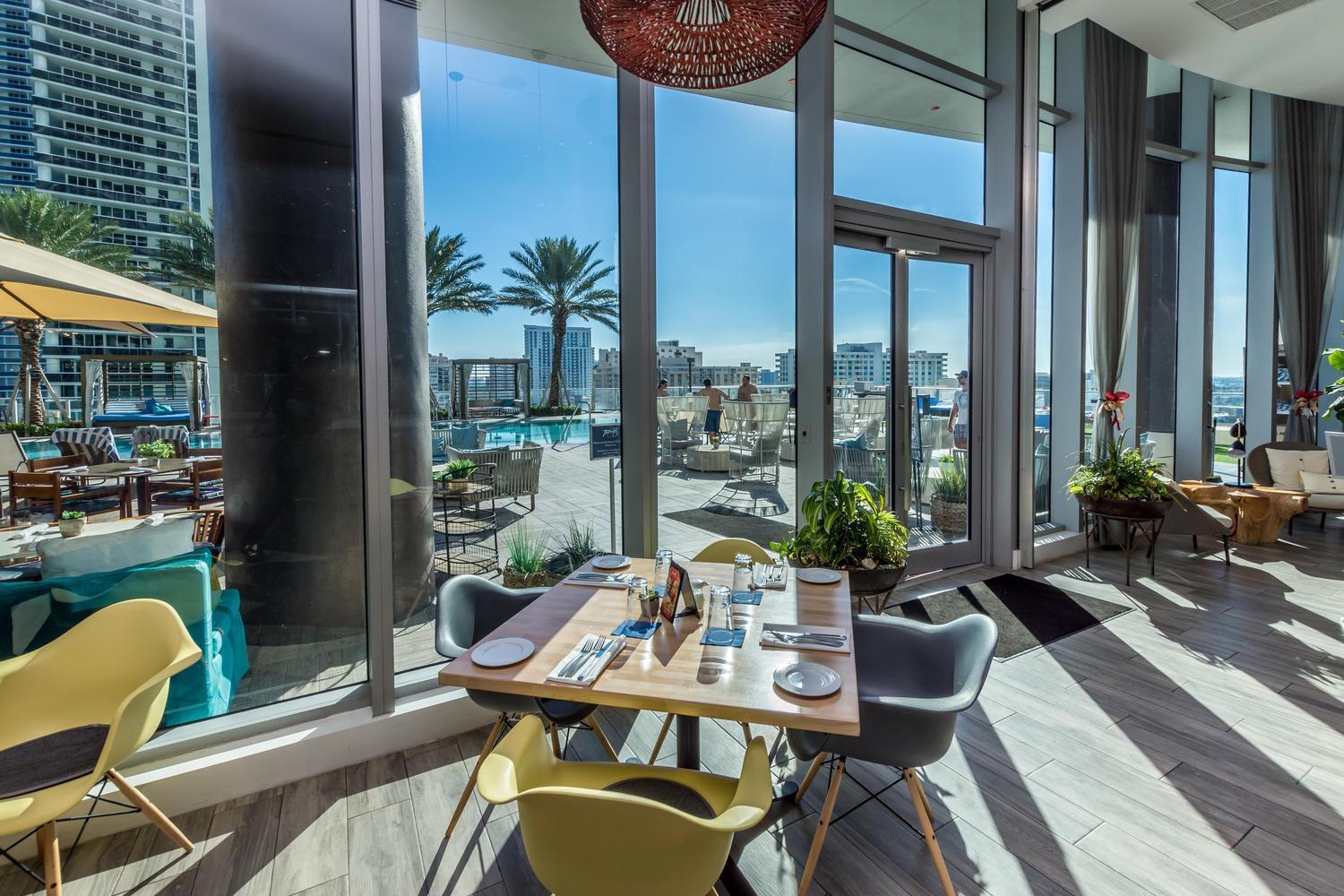 Apartment Sunset Bliss Resort: Oceanfront Escape With Rooftop Oasis