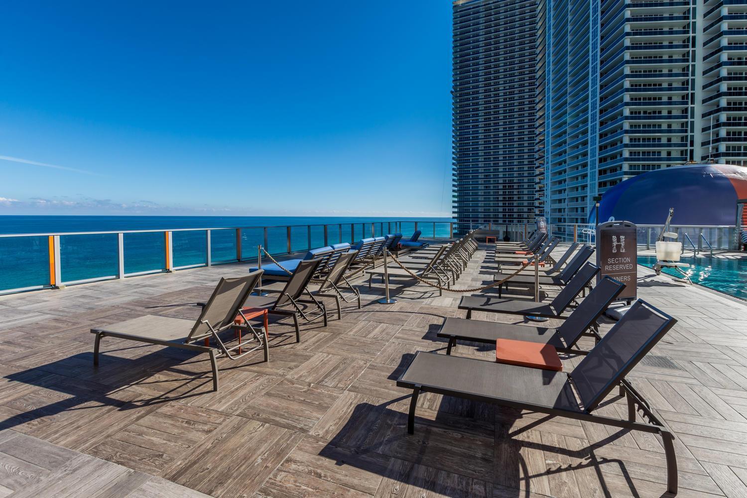 Apartment Sunset Bliss Resort: Oceanfront Escape With Rooftop Oasis Hollywood