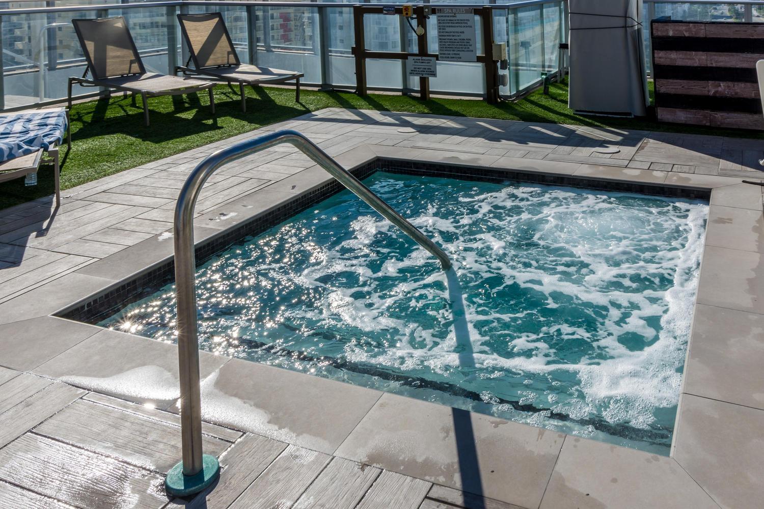 Sunset Bliss Resort: Oceanfront Escape With Rooftop Oasis Apartment