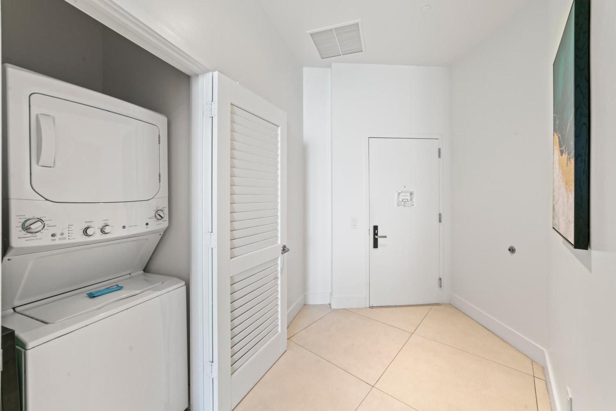 Sunset Bliss Resort: Oceanfront Escape With Rooftop Oasis Apartment Hollywood