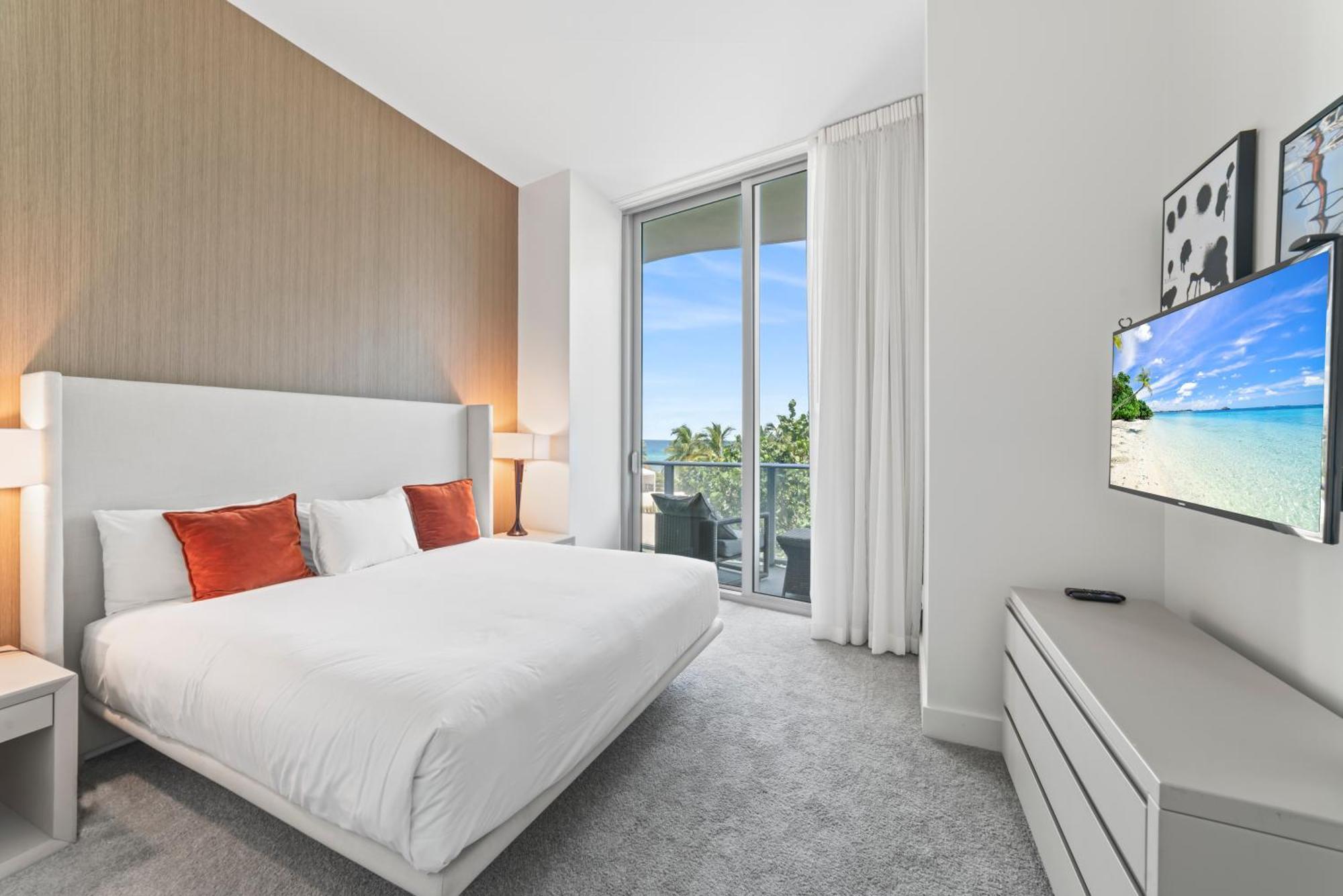 Sunset Bliss Resort: Oceanfront Escape With Rooftop Oasis Apartment Hollywood