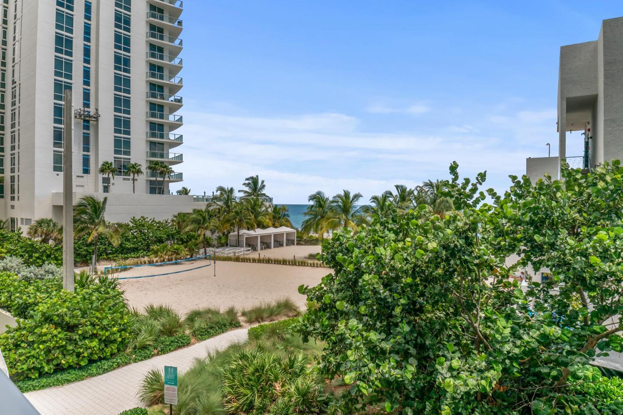 Sunset Bliss Resort: Oceanfront Escape With Rooftop Oasis * Hollywood
