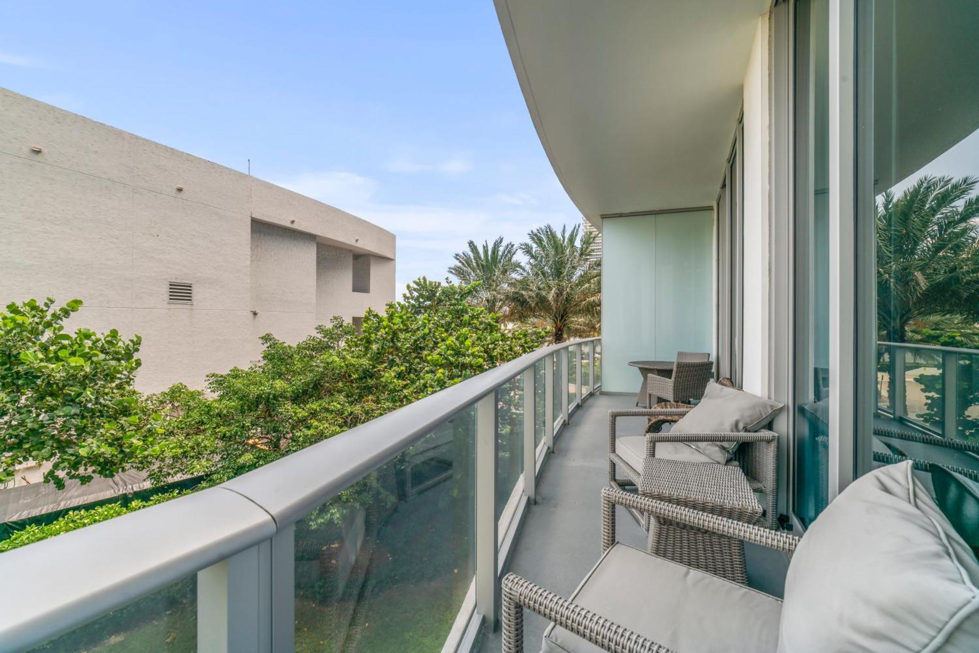 Sunset Bliss Resort: Oceanfront Escape With Rooftop Oasis