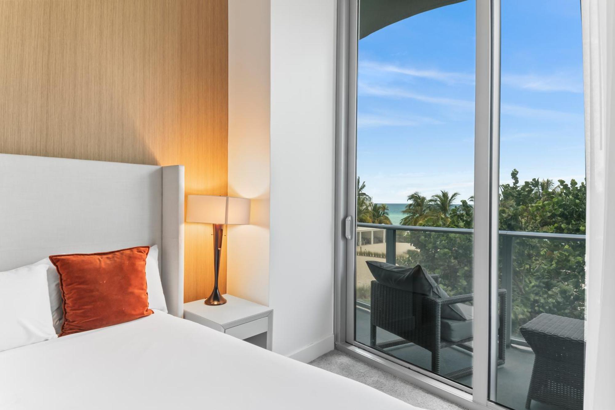 Sunset Bliss Resort: Oceanfront Escape With Rooftop Oasis * Hollywood