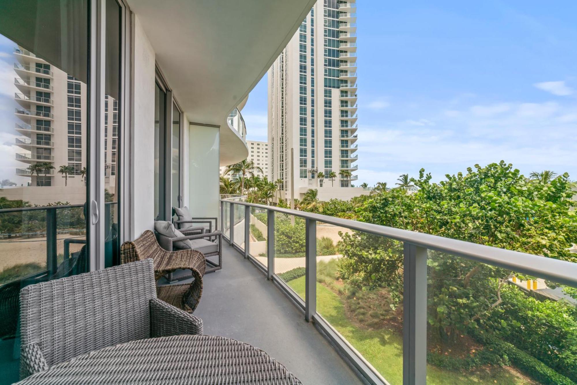 Sunset Bliss Resort: Oceanfront Escape With Rooftop Oasis
