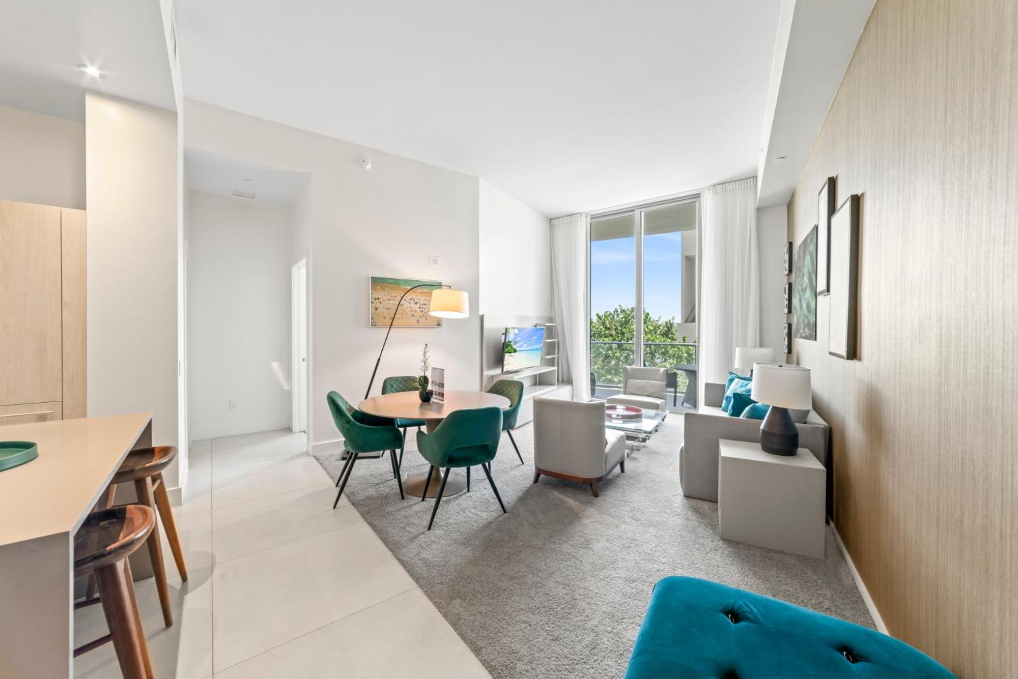 Apartment Sunset Bliss Resort: Oceanfront Escape With Rooftop Oasis *