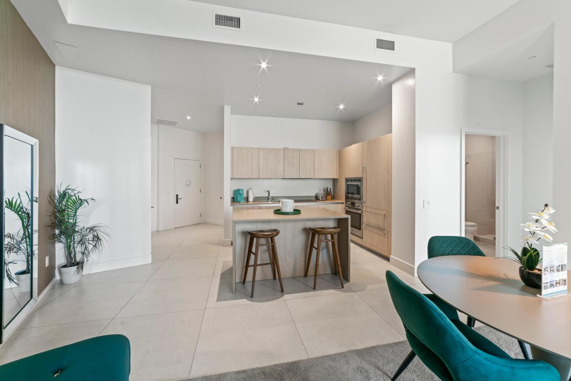 Sunset Bliss Resort: Oceanfront Escape With Rooftop Oasis Apartment Hollywood