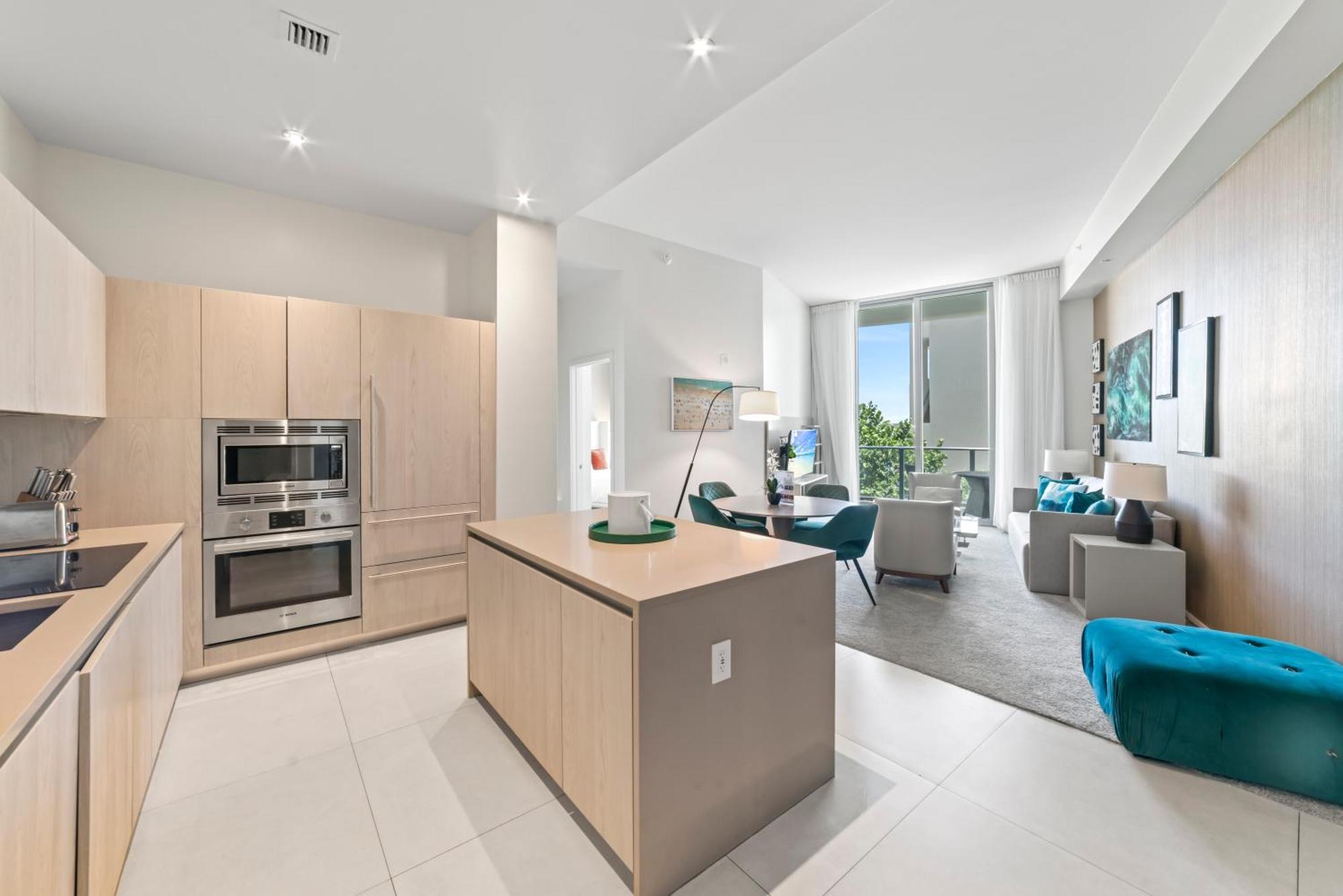 Sunset Bliss Resort: Oceanfront Escape With Rooftop Oasis Hollywood