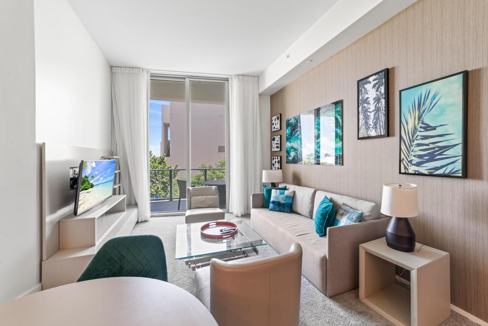 Apartment Sunset Bliss Resort: Oceanfront Escape With Rooftop Oasis Hollywood