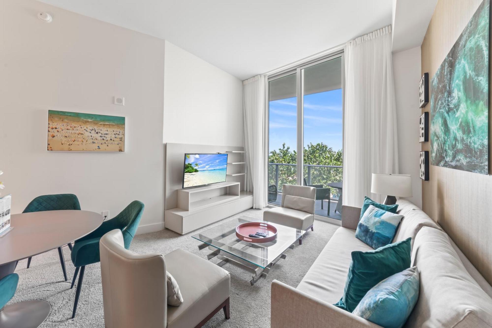 Sunset Bliss Resort: Oceanfront Escape With Rooftop Oasis *