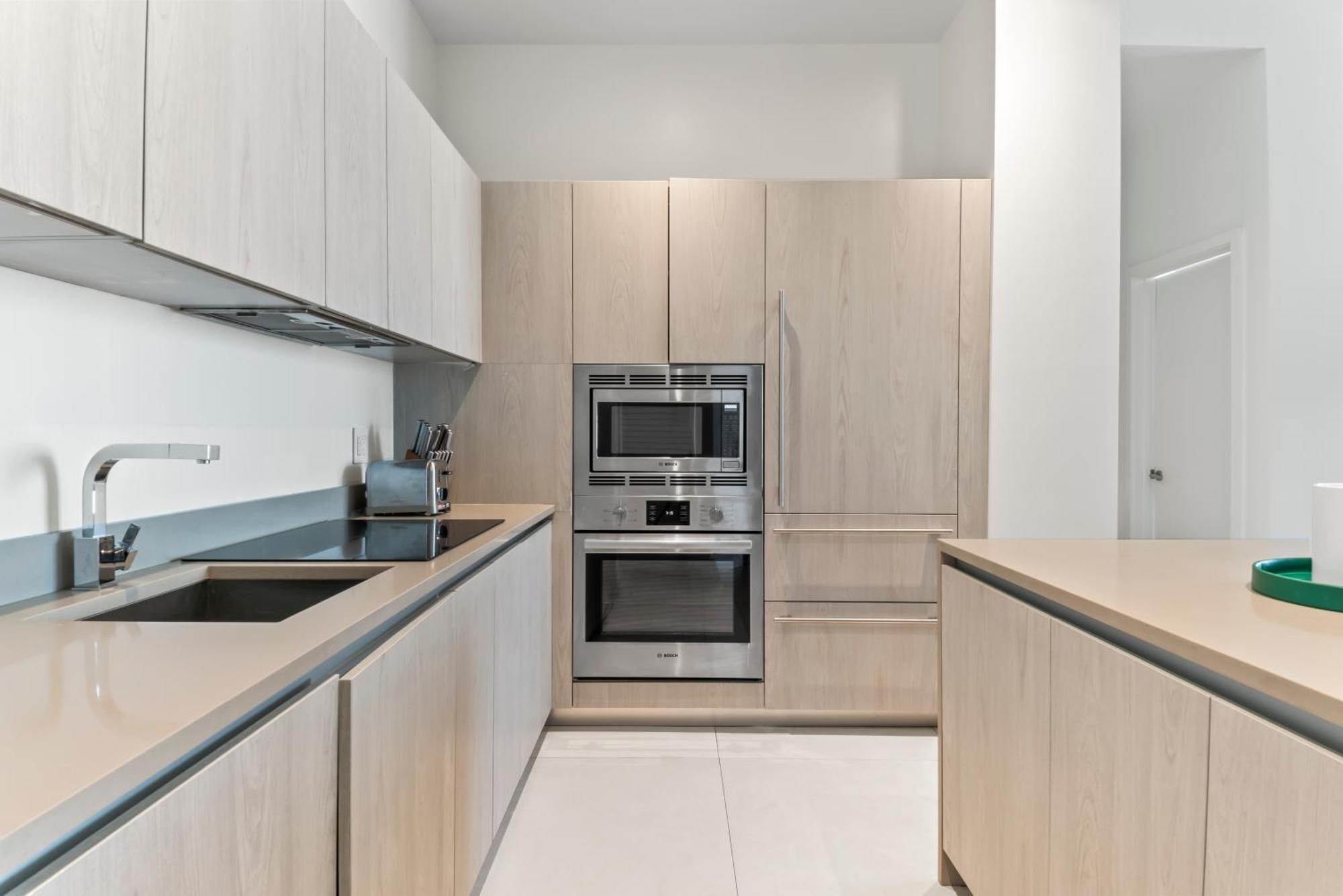 Apartment Sunset Bliss Resort: Oceanfront Escape With Rooftop Oasis