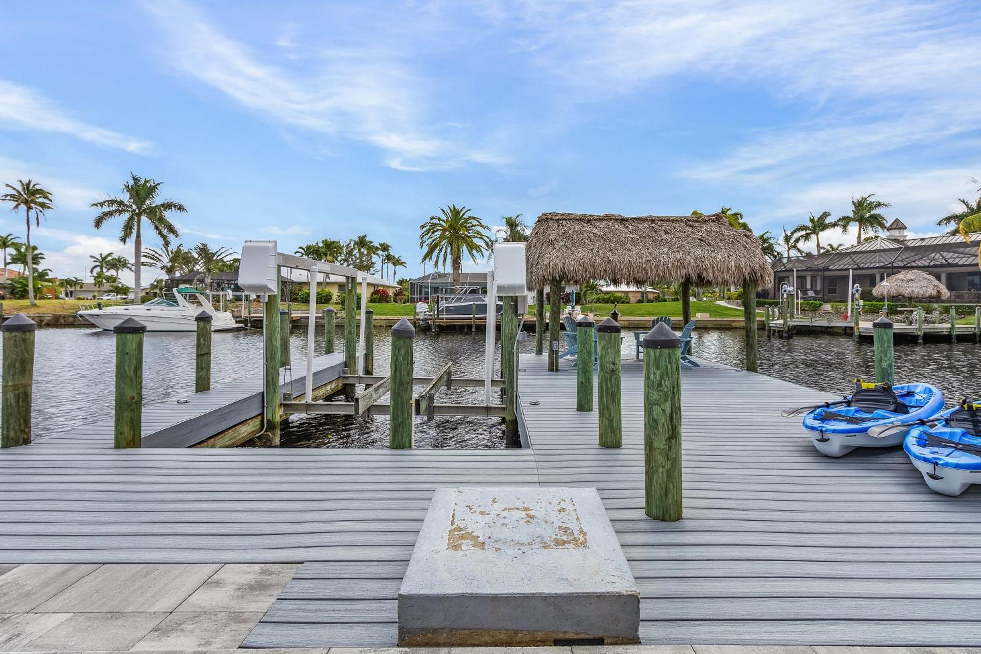 Minutes To The River! Dock, Tiki Hut, Heated Pool & And Awe! - Casa Luxe Palmera - Roelens * Cape Coral
