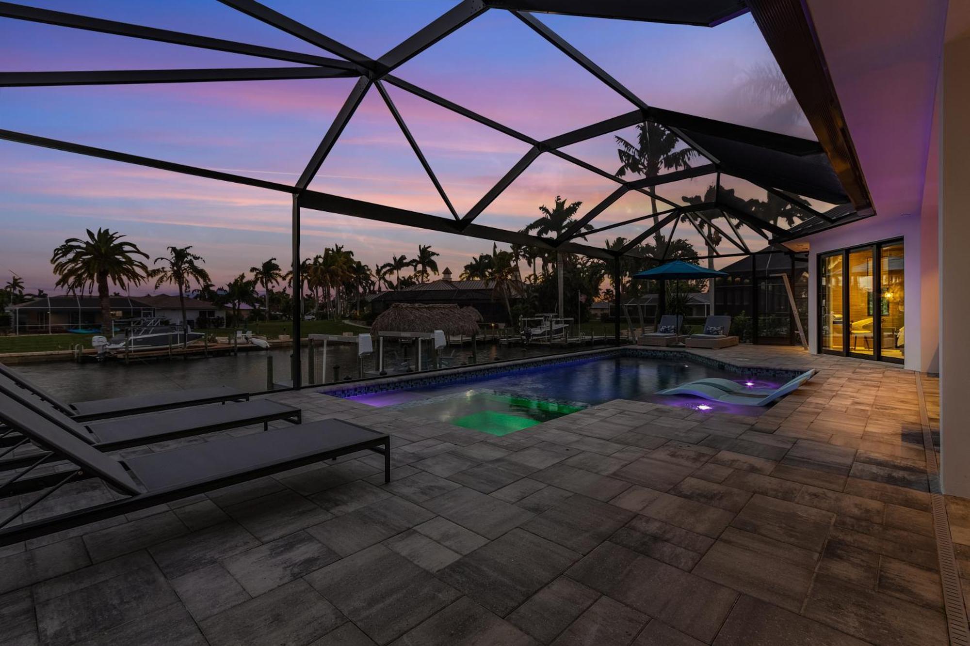 Minutes To The River! Dock, Tiki Hut, Heated Pool & And Awe! - Casa Luxe Palmera - Roelens Holiday home Cape Coral