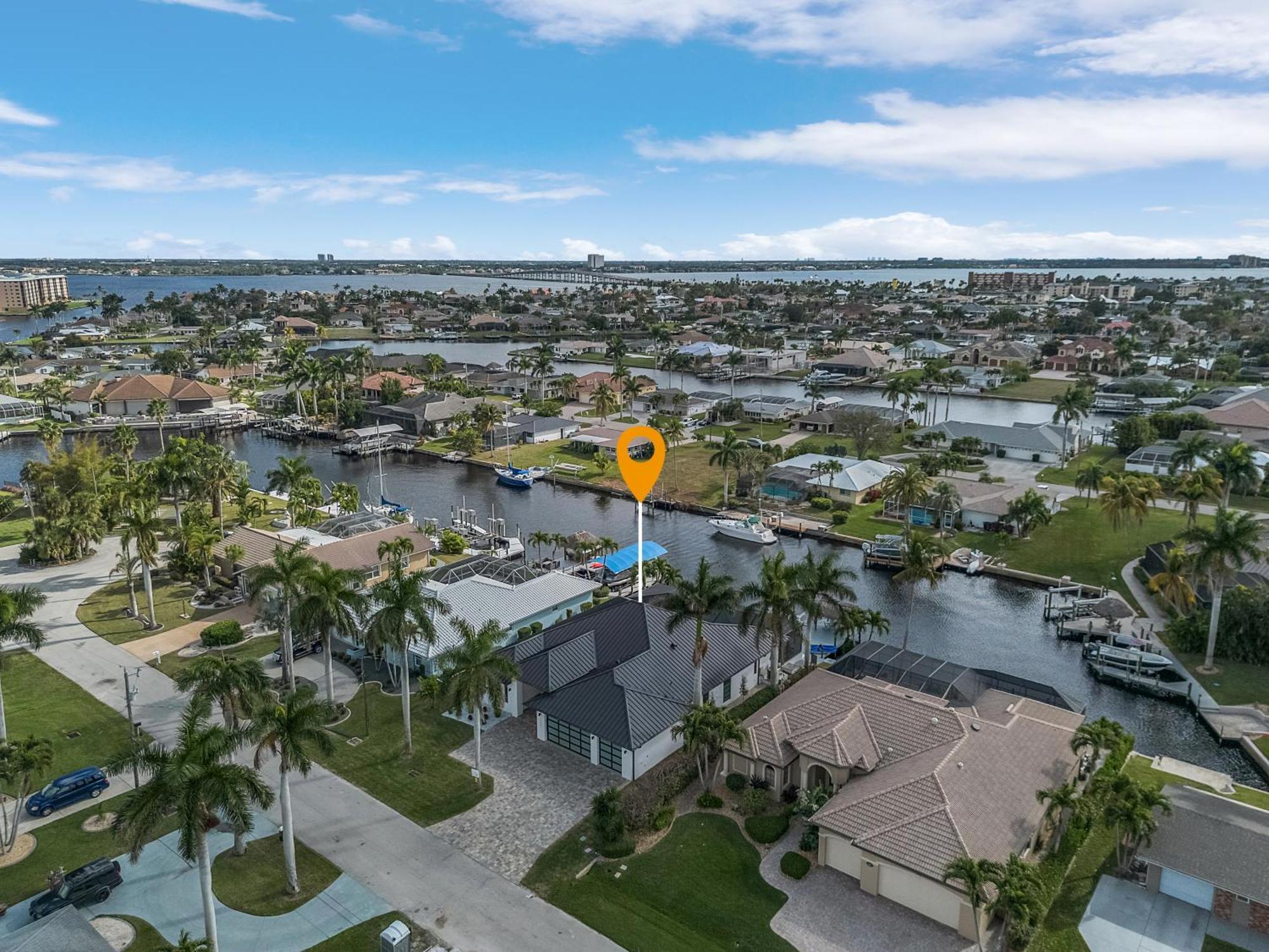 Holiday home Minutes To The River! Dock, Tiki Hut, Heated Pool & And Awe! - Casa Luxe Palmera - Roelens Cape Coral