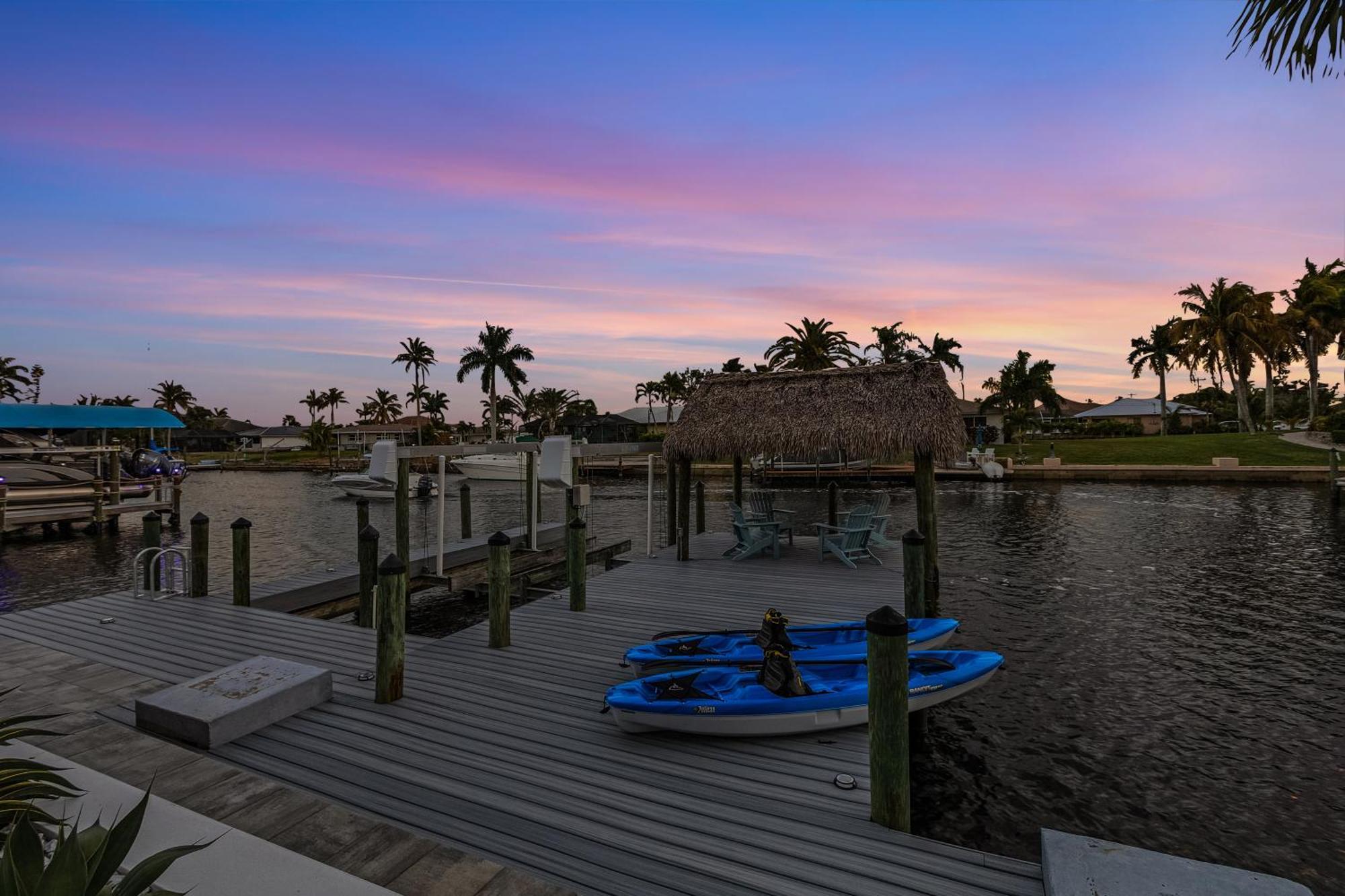 Minutes To The River! Dock, Tiki Hut, Heated Pool & And Awe! - Casa Luxe Palmera - Roelens * Cape Coral