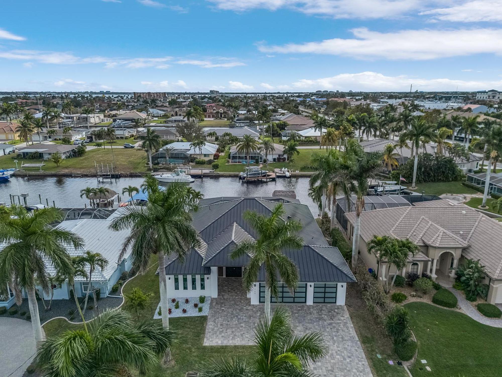 Holiday home Minutes To The River! Dock, Tiki Hut, Heated Pool & And Awe! - Casa Luxe Palmera - Roelens Cape Coral
