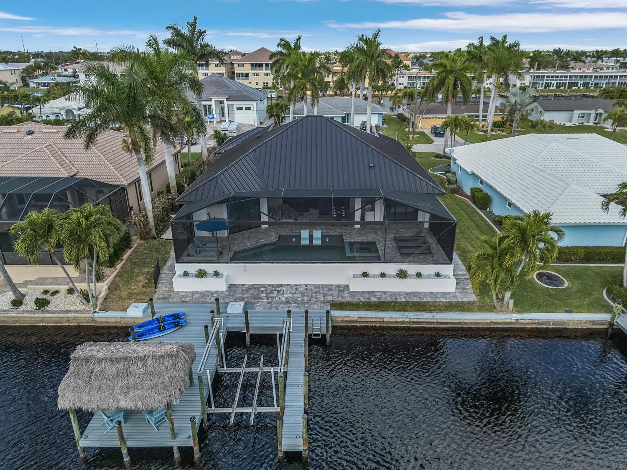 Minutes To The River! Dock, Tiki Hut, Heated Pool & And Awe! - Casa Luxe Palmera - Roelens * Cape Coral