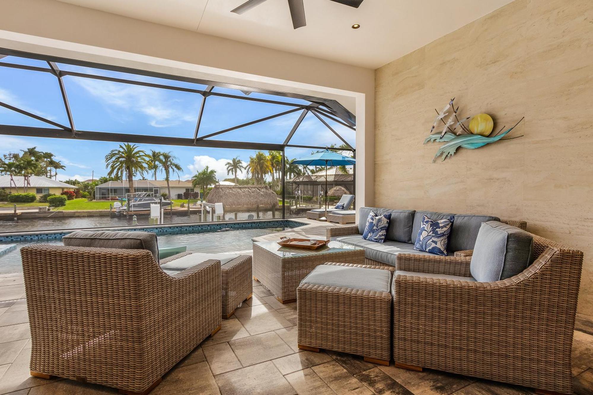 Holiday home Minutes To The River! Dock, Tiki Hut, Heated Pool & And Awe! - Casa Luxe Palmera - Roelens Cape Coral
