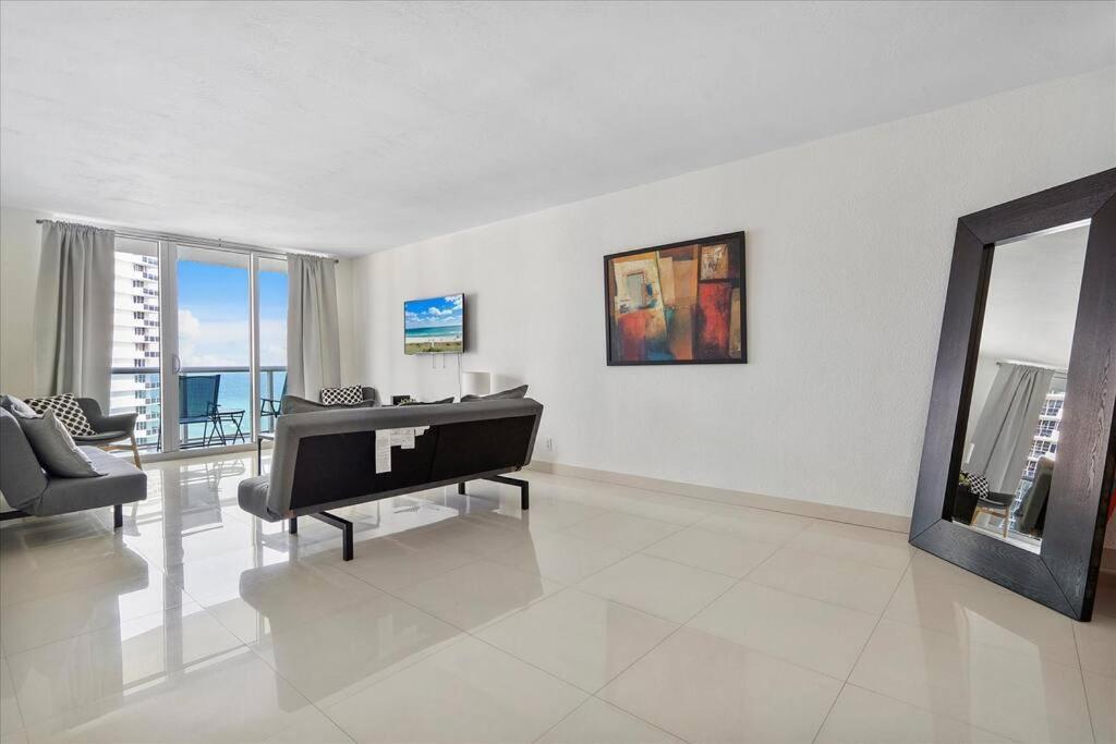 Beachfront 2 Bedroom At Tides 8th Floor
