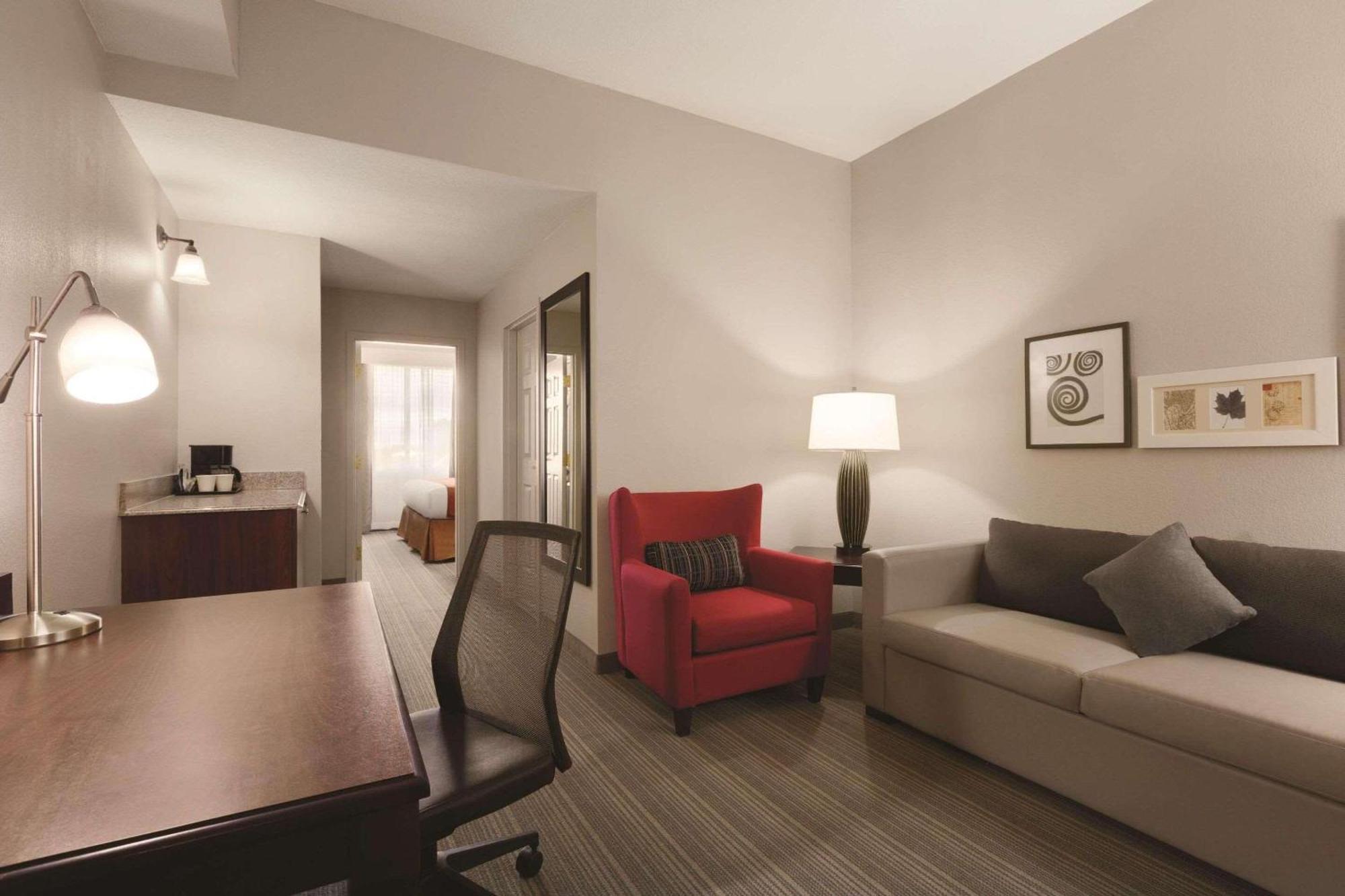 Hotel Country & By Radisson, St Petersburg - Clearwater, Fl