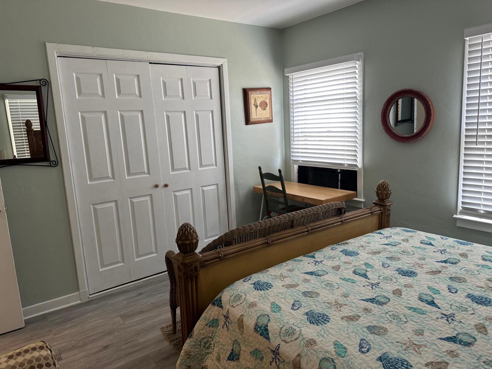 Palm Retreat: Beachside Comfort With Outdoor Oasis Lake Worth Beach