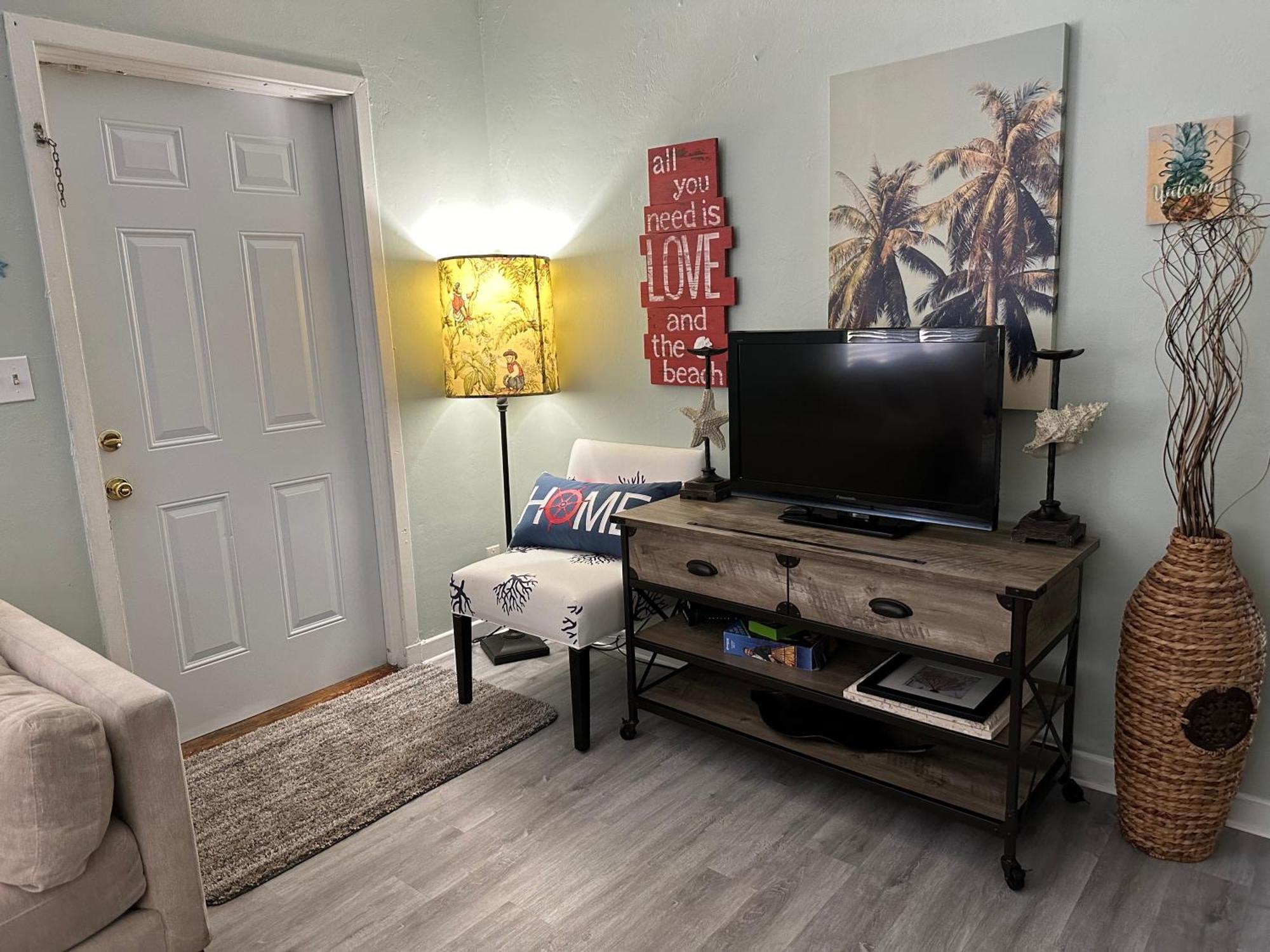 Palm Retreat: Beachside Comfort With Outdoor Oasis * Lake Worth Beach
