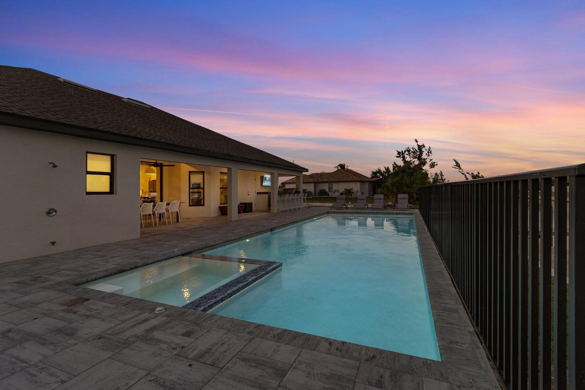 Impeccable Gulf Access, Dock W/tiki Bar, Outdoor Kitchen,and And And - Nautical Paradise Holiday home