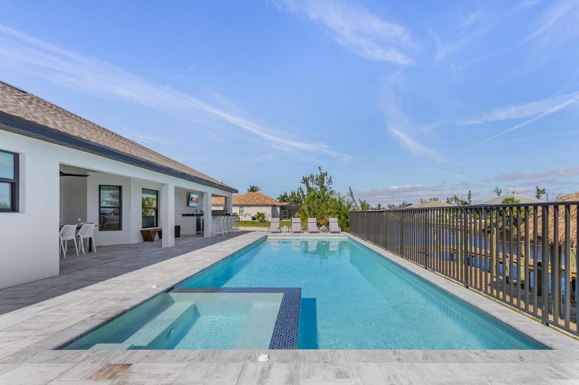 Impeccable Gulf Access, Dock W/tiki Bar, Outdoor Kitchen,and And And - Nautical Paradise Holiday home