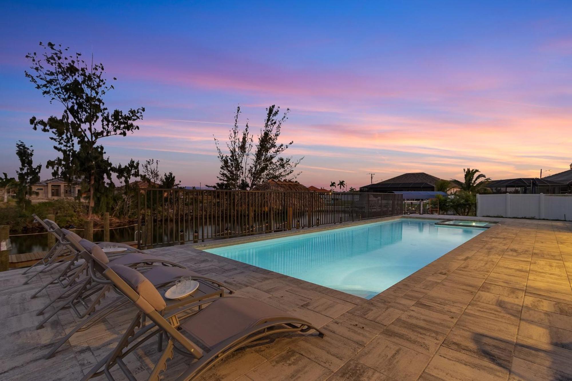 Impeccable Gulf Access, Dock W/tiki Bar, Outdoor Kitchen,and And And - Nautical Paradise * Cape Coral