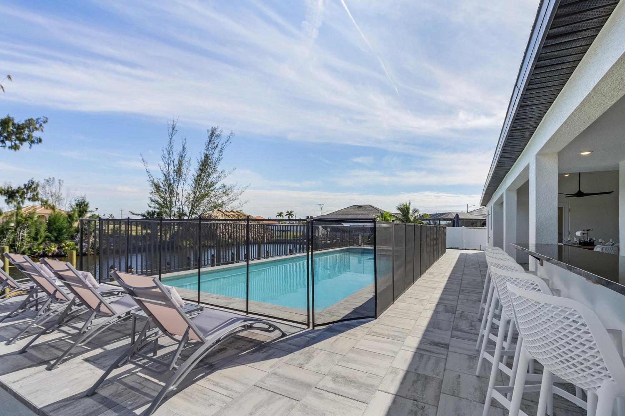 Impeccable Gulf Access, Dock W/tiki Bar, Outdoor Kitchen,and And And - Nautical Paradise Cape Coral