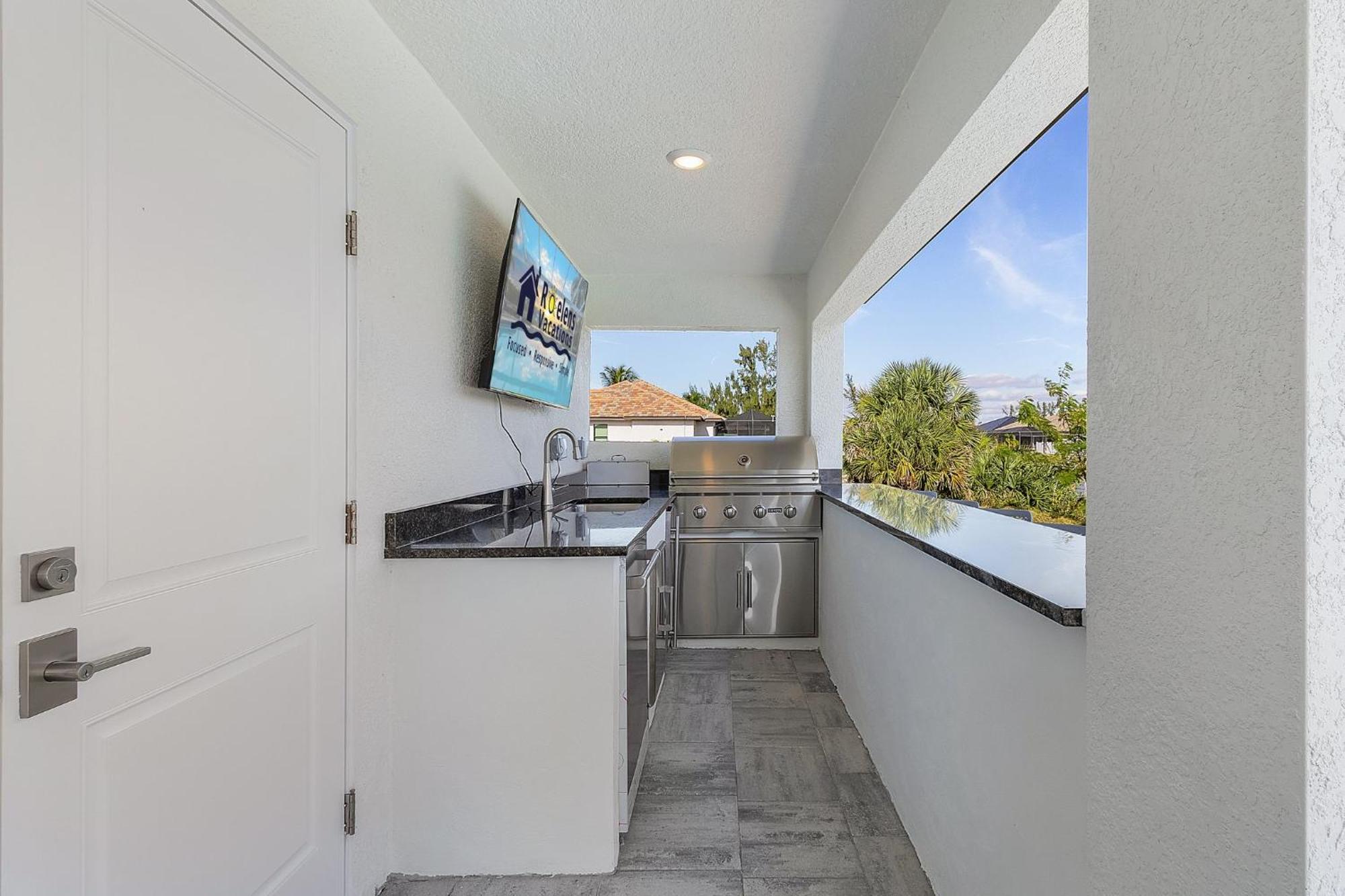 Impeccable Gulf Access, Dock W/tiki Bar, Outdoor Kitchen,and And And - Nautical Paradise Holiday home