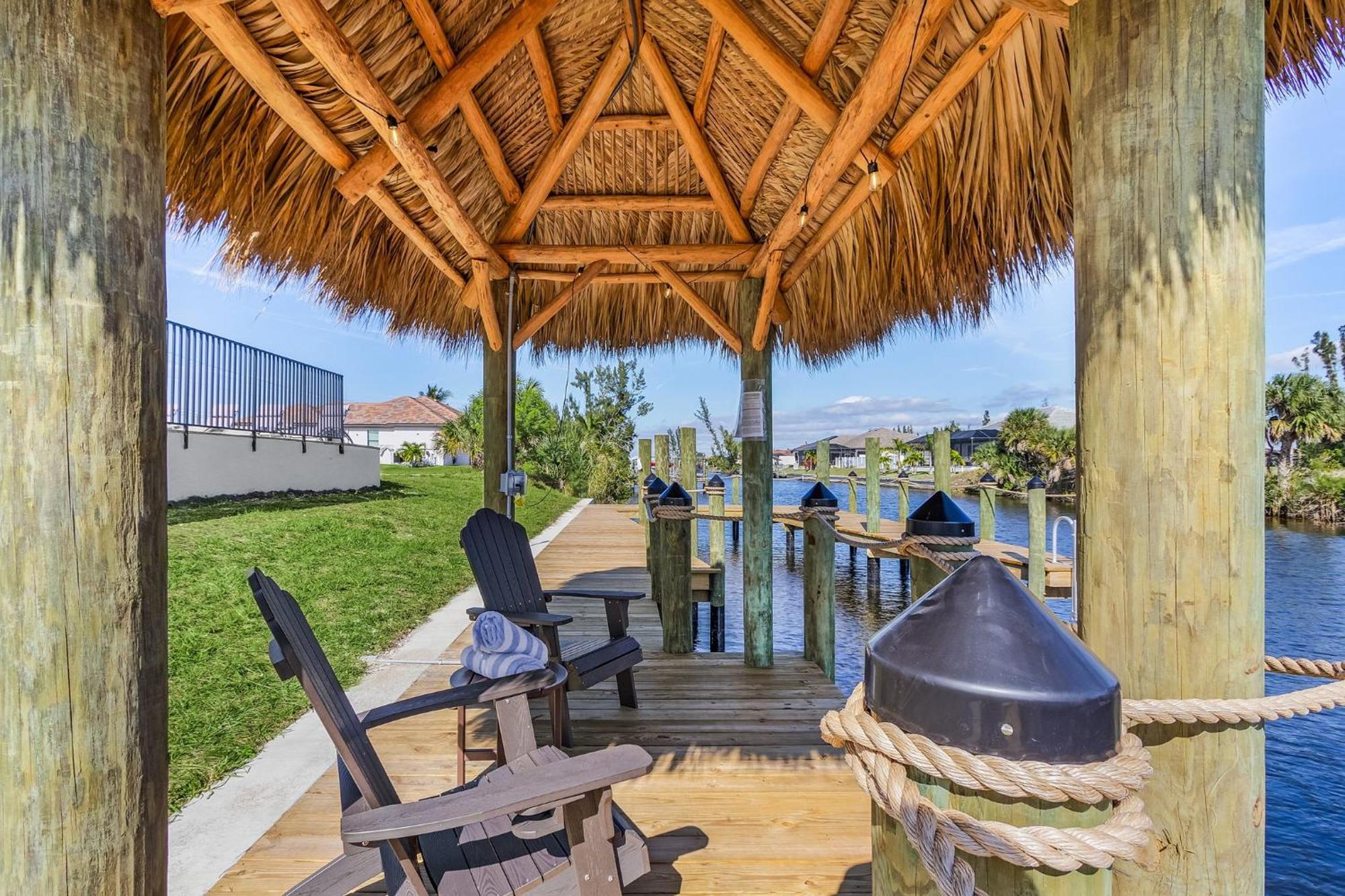 Impeccable Gulf Access, Dock W/tiki Bar, Outdoor Kitchen,and And And - Nautical Paradise Holiday home *