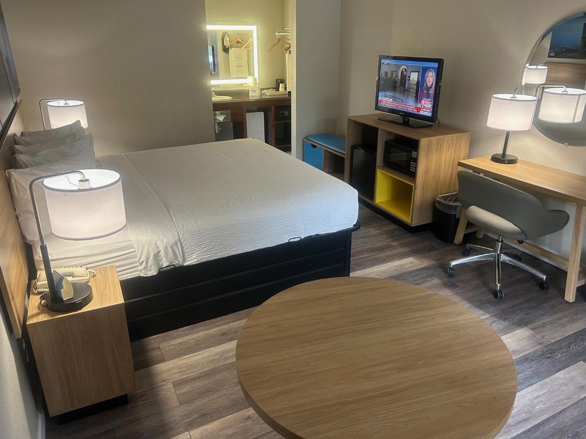 Hotel Days By Wyndham Town Center