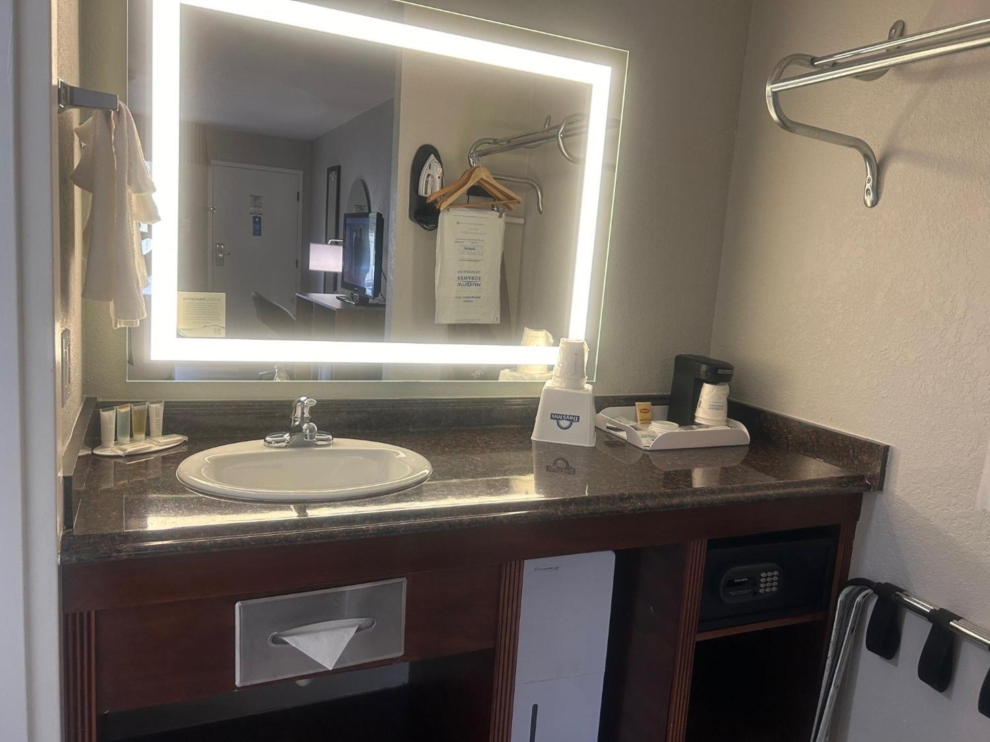 Days By Wyndham Town Center 3*