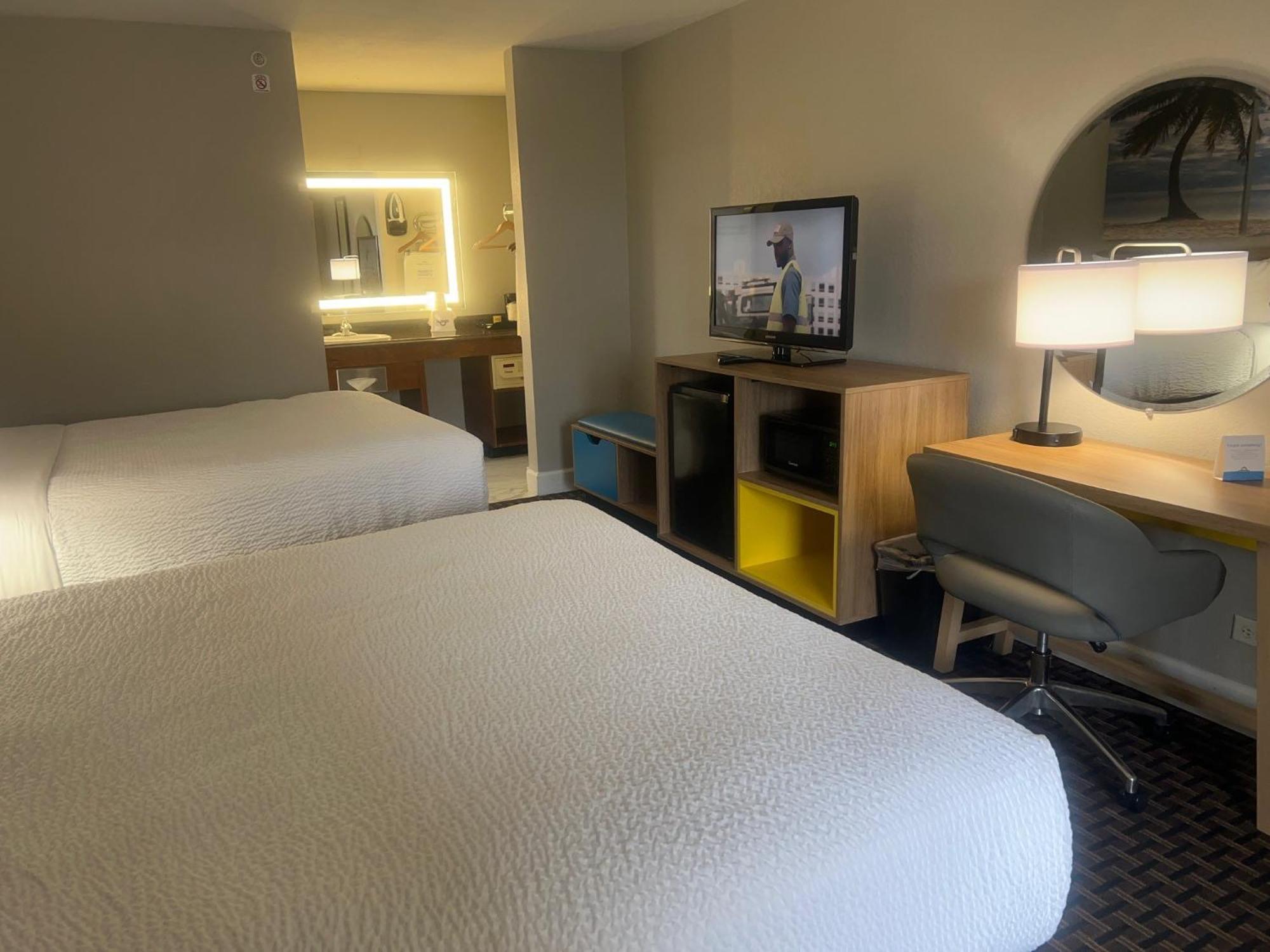 Days By Wyndham Town Center Hotel
