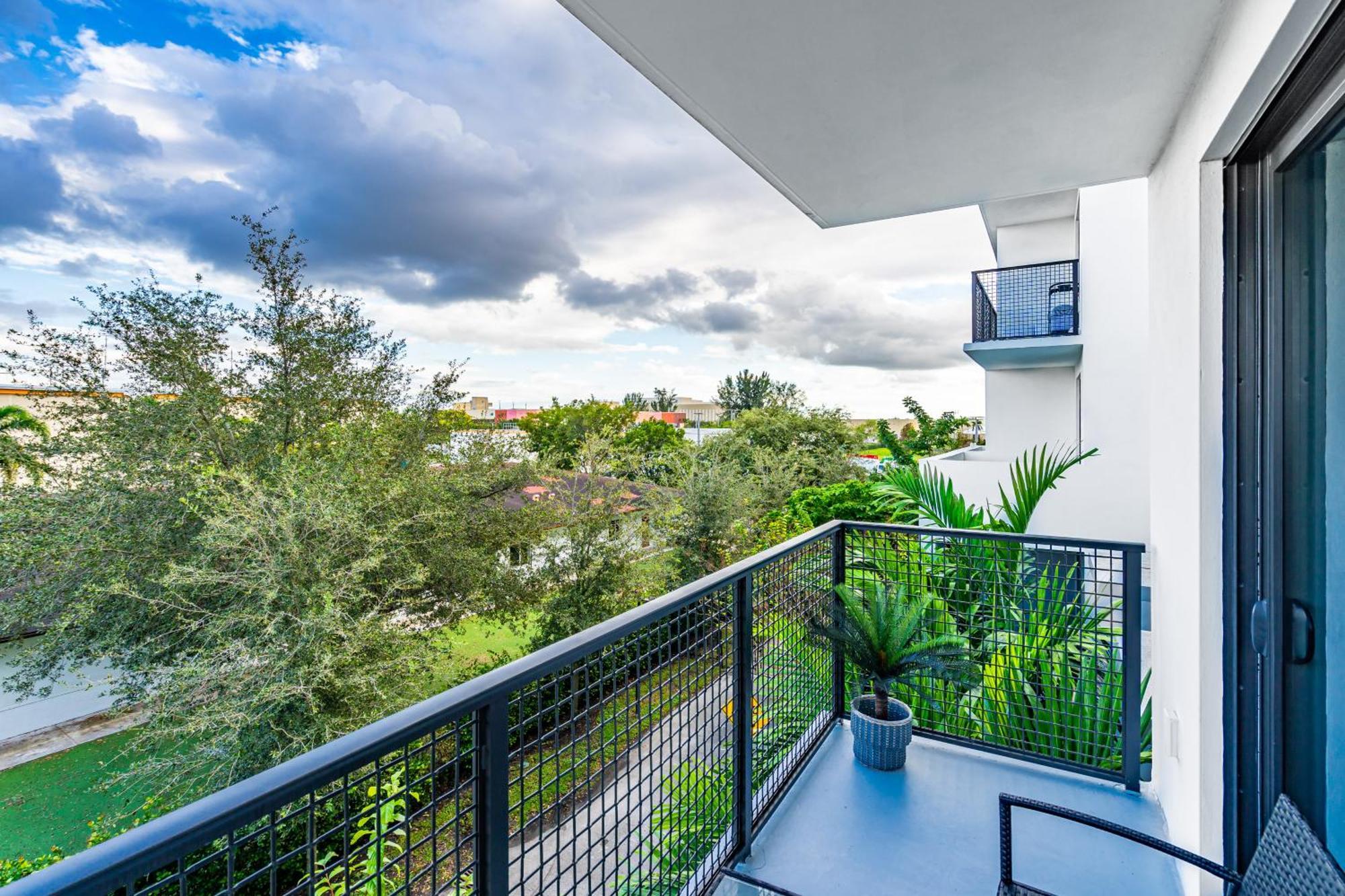 Modern 1 Bedroom In The Heart Of Downtown Doral * Hialeah Gardens