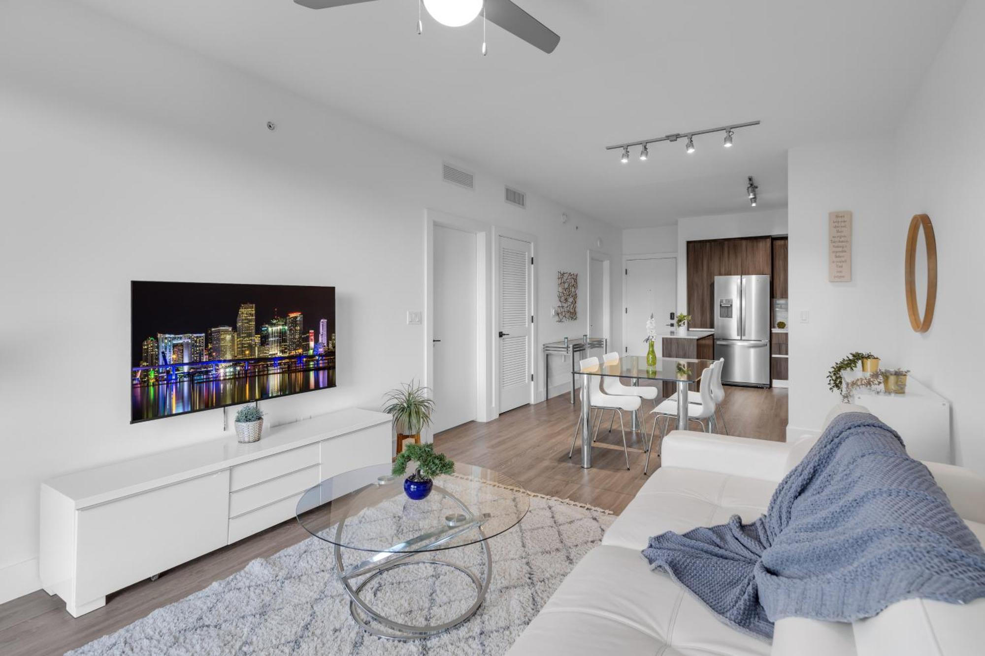 Modern 1 Bedroom In The Heart Of Downtown Doral Apartment
