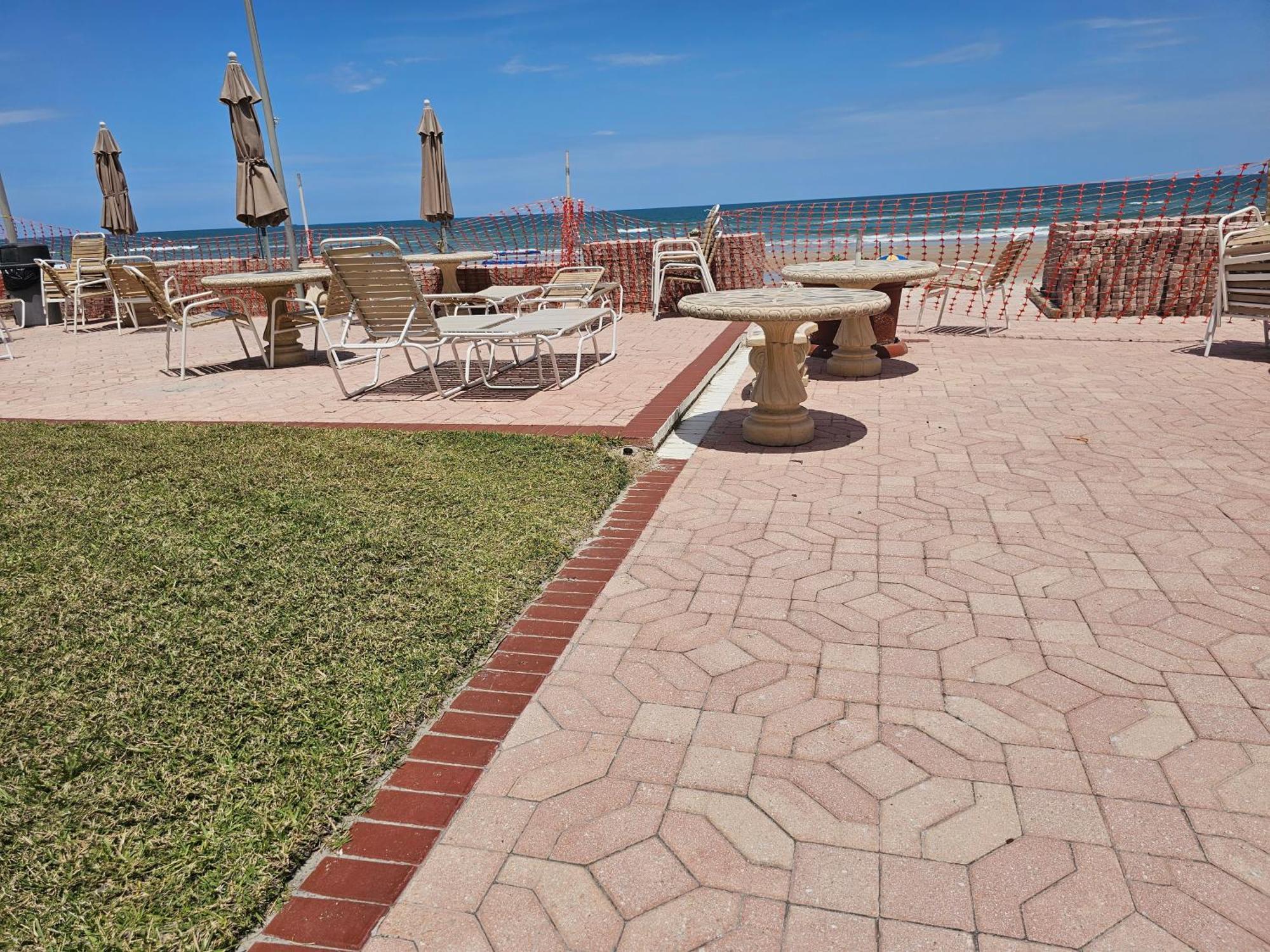 Aparthotel Oceanfront Escape With Balcony And Heated Salt Water Pool Sleeps 4 Daytona Beach
