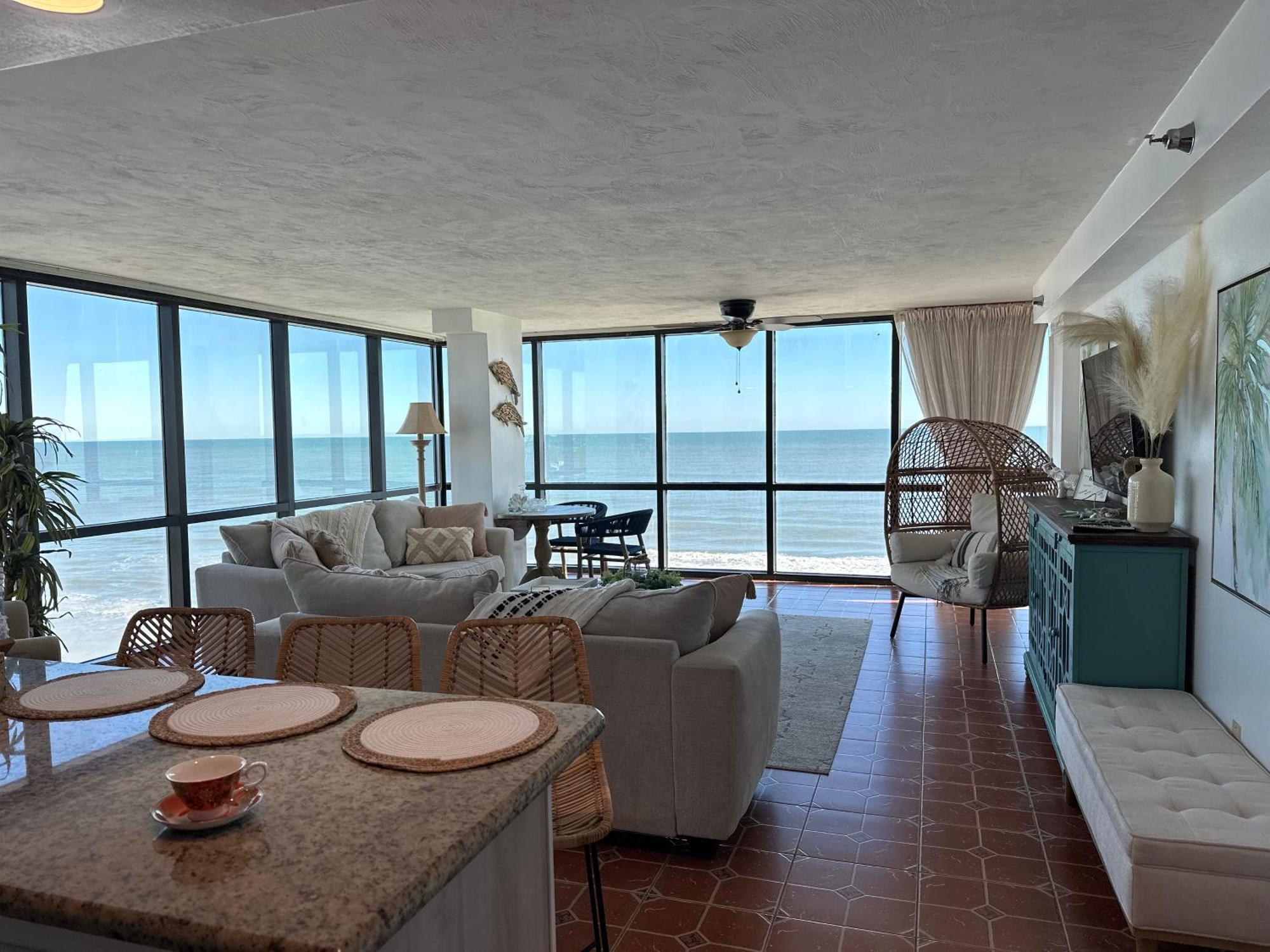 Beautiful Oceanfront Two Bedroom * Daytona Beach