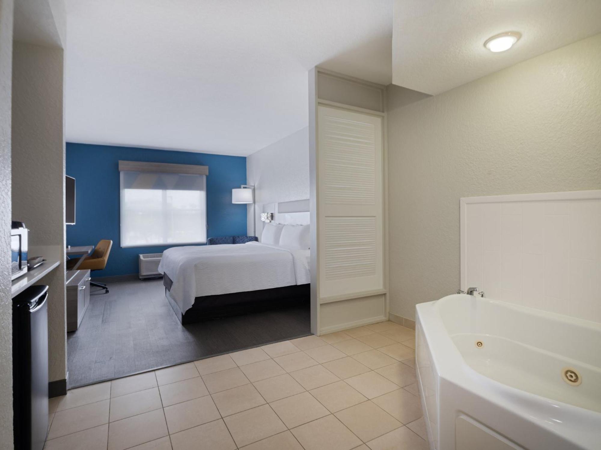 Express & North I-4 By Ihg Hotel 3*