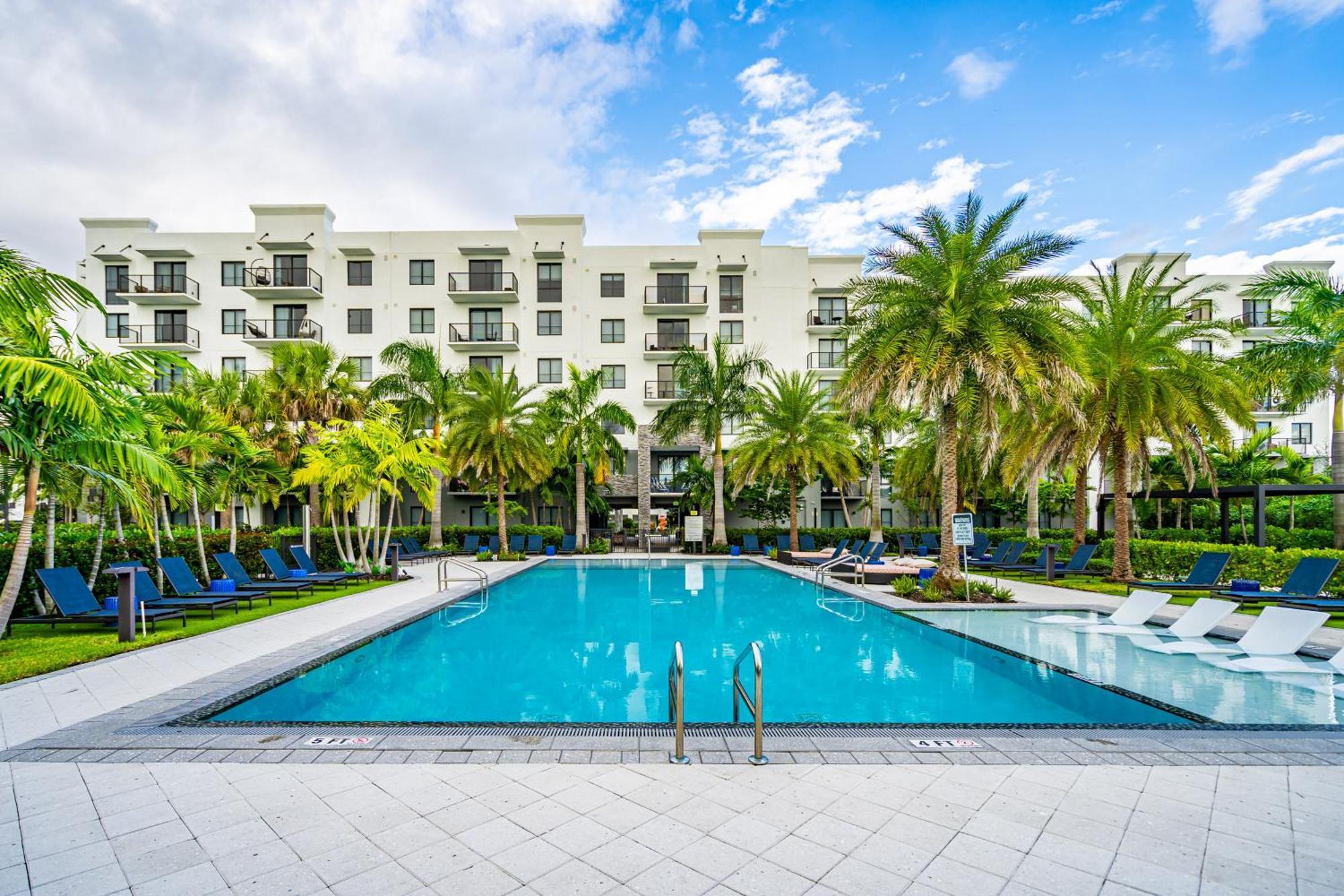Amazing 2 Bedroom Unit In Doral Miami With Free Parking Hialeah Gardens