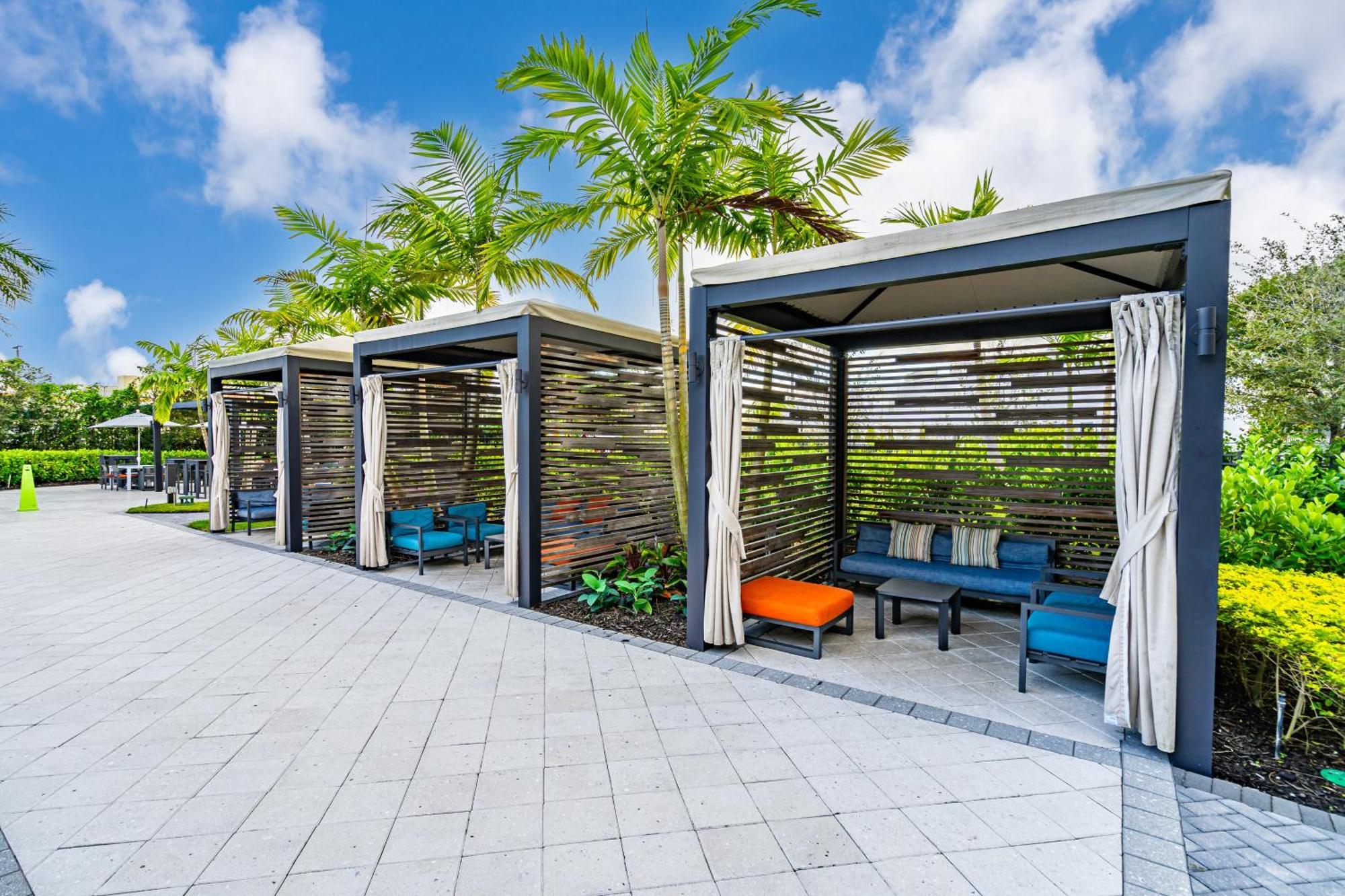 Amazing 2 Bedroom Unit In Doral Miami With Free Parking Hialeah Gardens