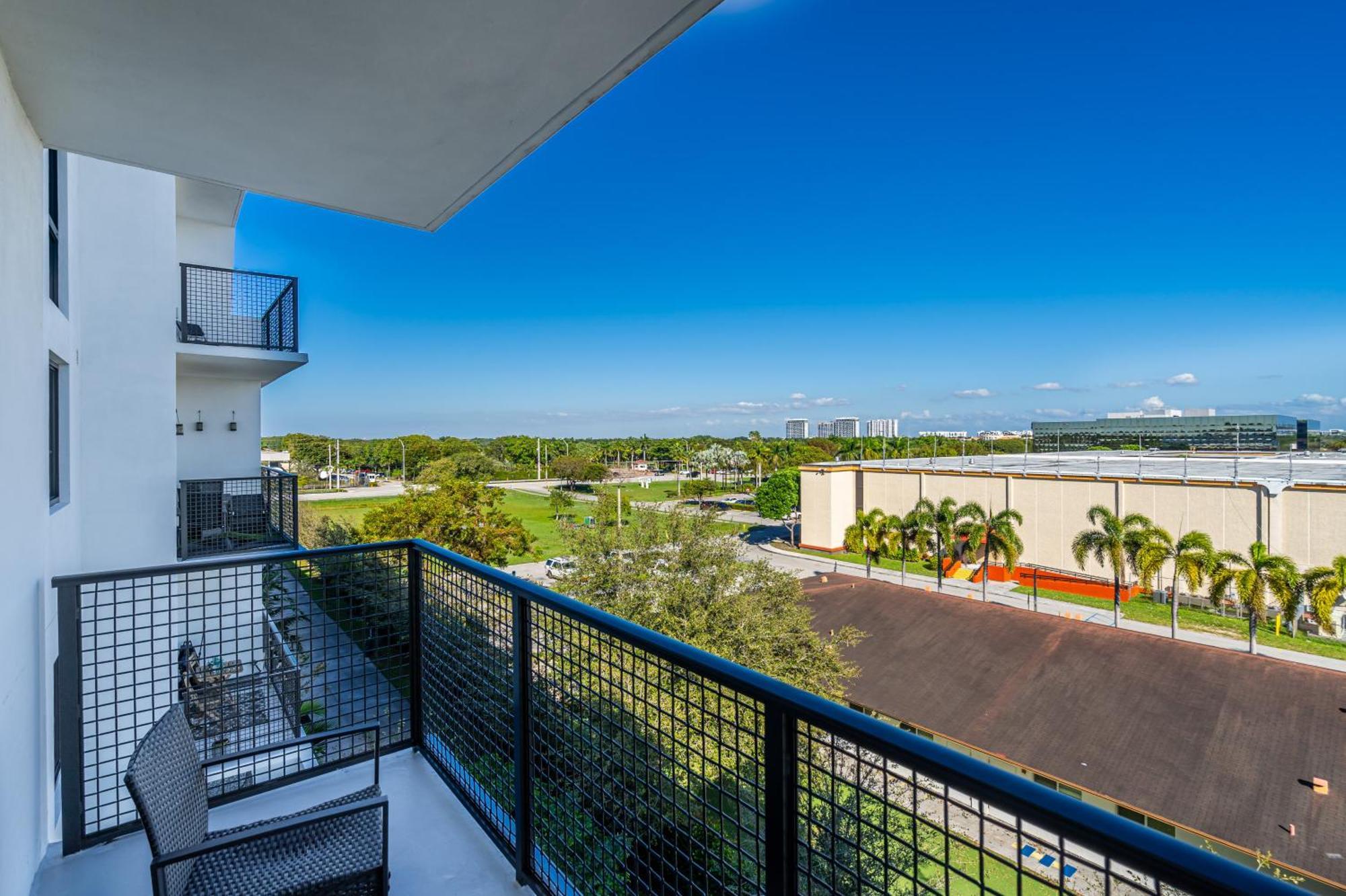 Amazing 2 Bedroom Unit In Doral Miami With Free Parking *
