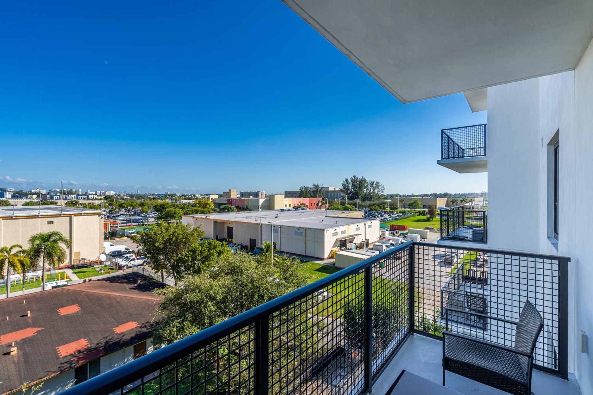 Amazing 2 Bedroom Unit In Doral Miami With Free Parking *