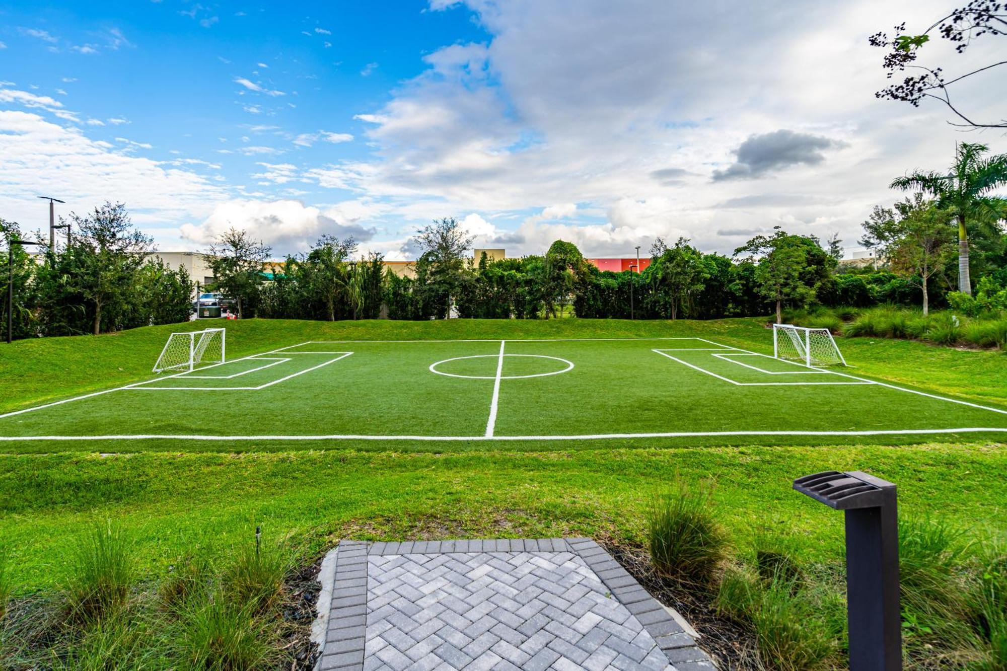 Amazing 2 Bedroom Unit In Doral Miami With Free Parking