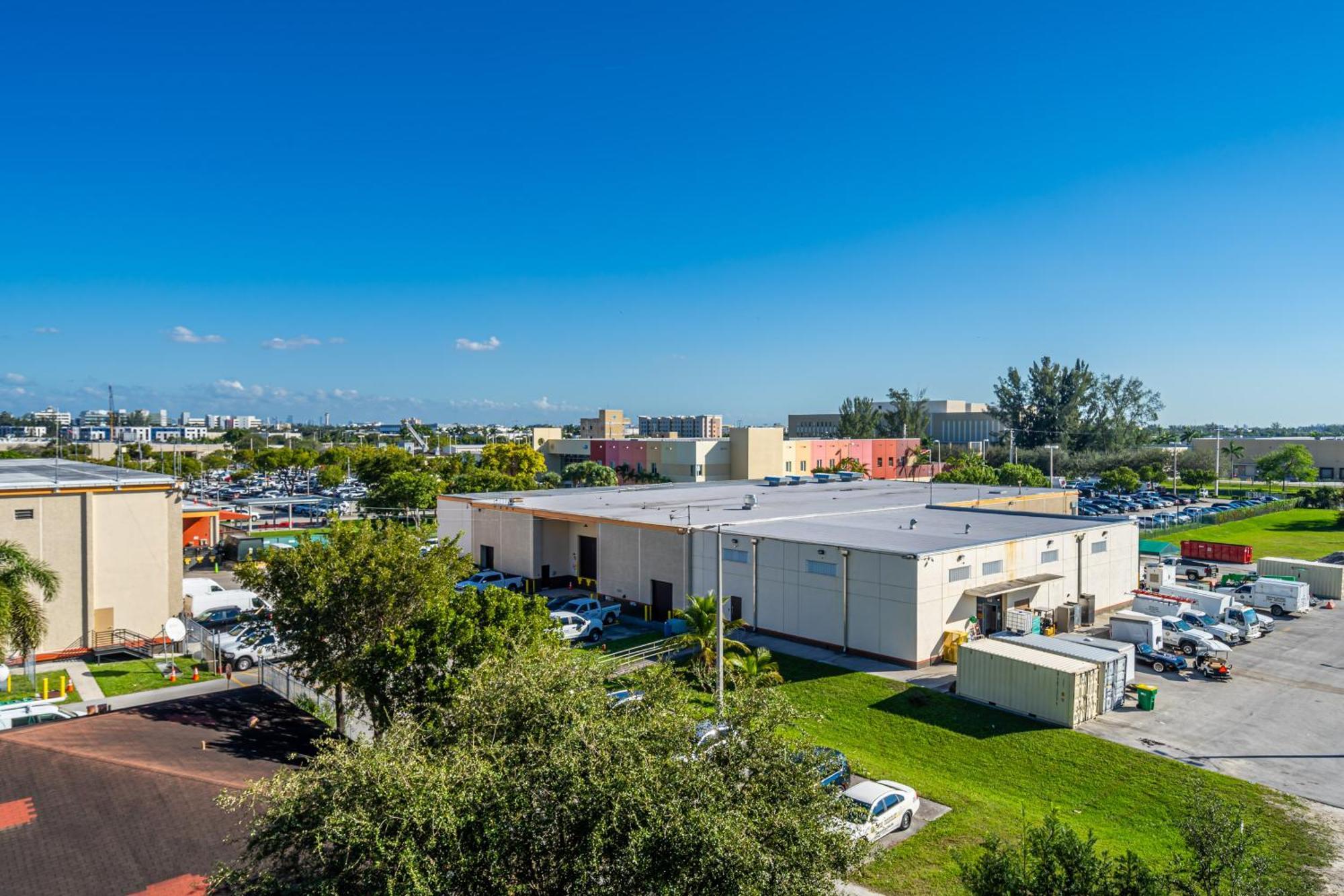 Amazing 2 Bedroom Unit In Doral Miami With Free Parking * Hialeah Gardens
