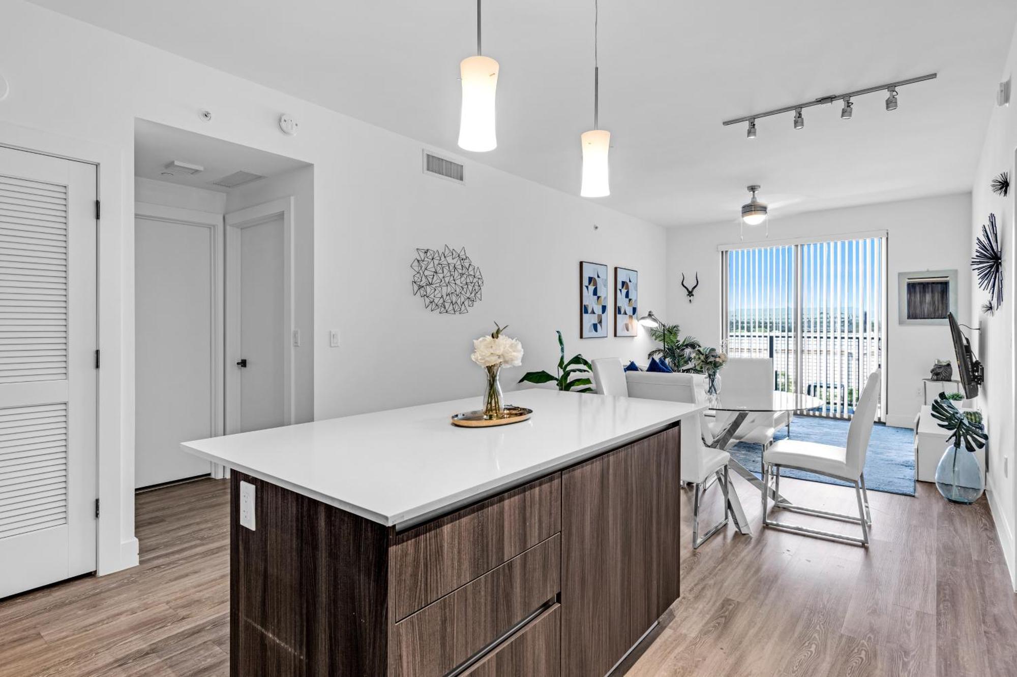 Amazing 2 Bedroom Unit In Doral Miami With Free Parking