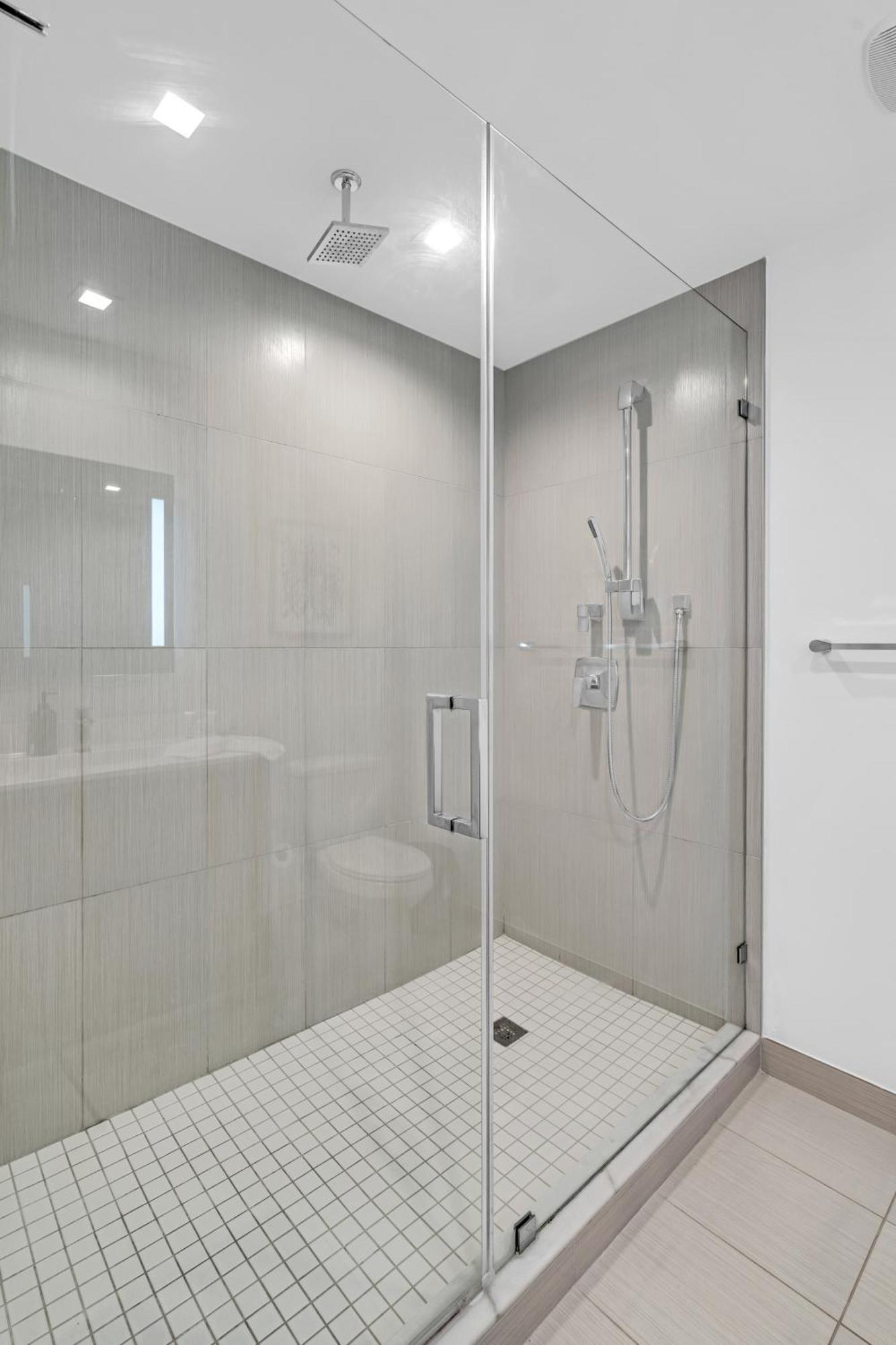 Amazing 2 Bedroom Unit In Doral Miami With Free Parking Apartment *