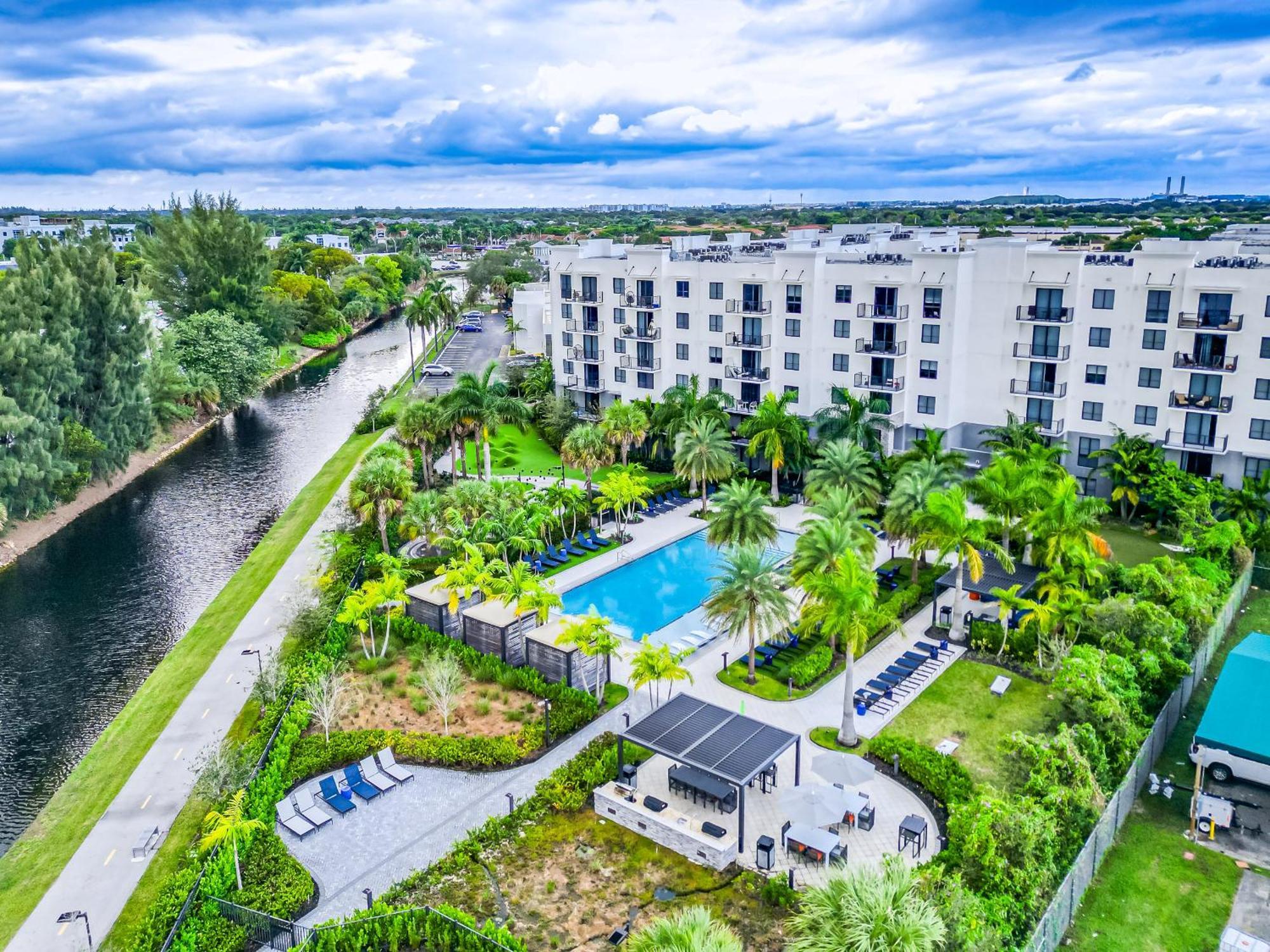Amazing 2 Bedroom Unit In Doral Miami With Free Parking * Hialeah Gardens